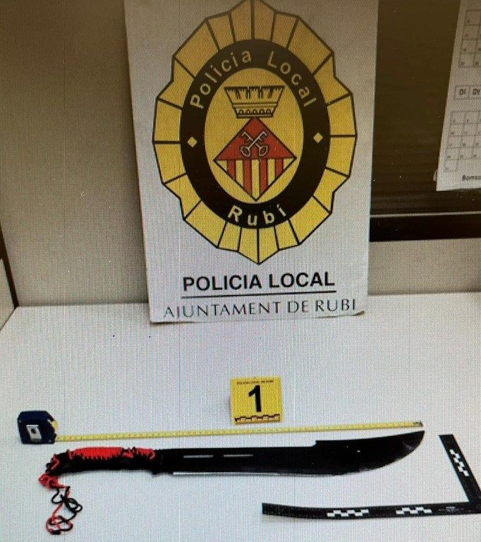 Matxet utilitzat pel detingut. FOTO: Policia local de Rubí Matxet utilitzat pel detingut. FOTO: Policia local de Rubí