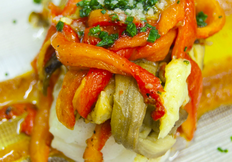 Imatge d'un bacallà amb escalivada. FOTO: Arxiu