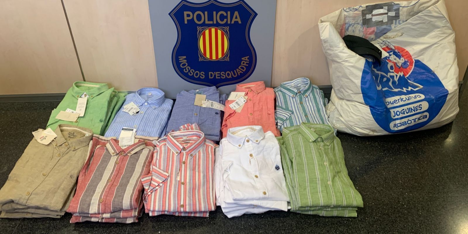 Imatge de les camises robades d'una botiga de Sant Cugat. FOTO: Mossos
