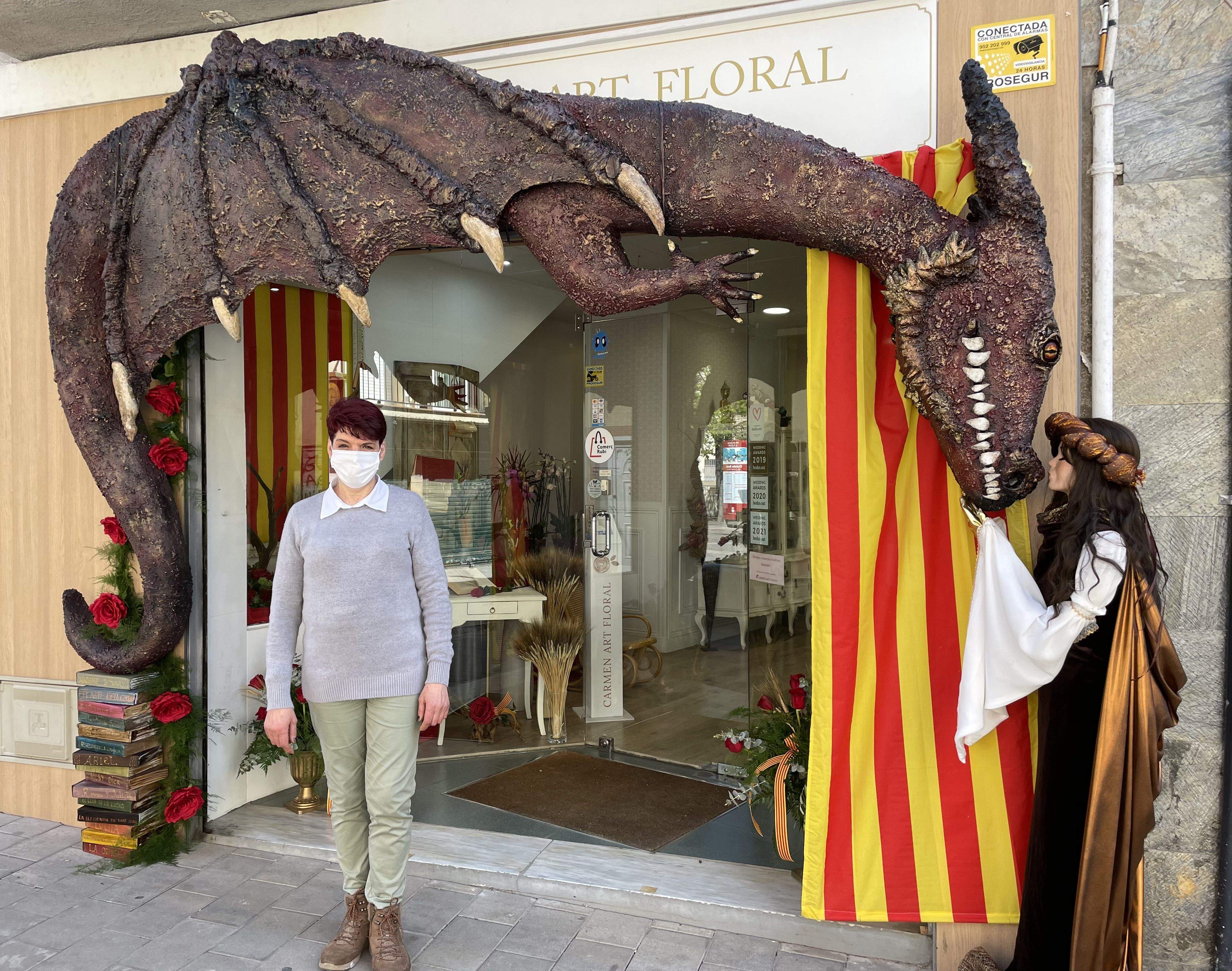 Carme Domínguez davant la seva floristeria Art Floral. FOTO: Arnau Martínez