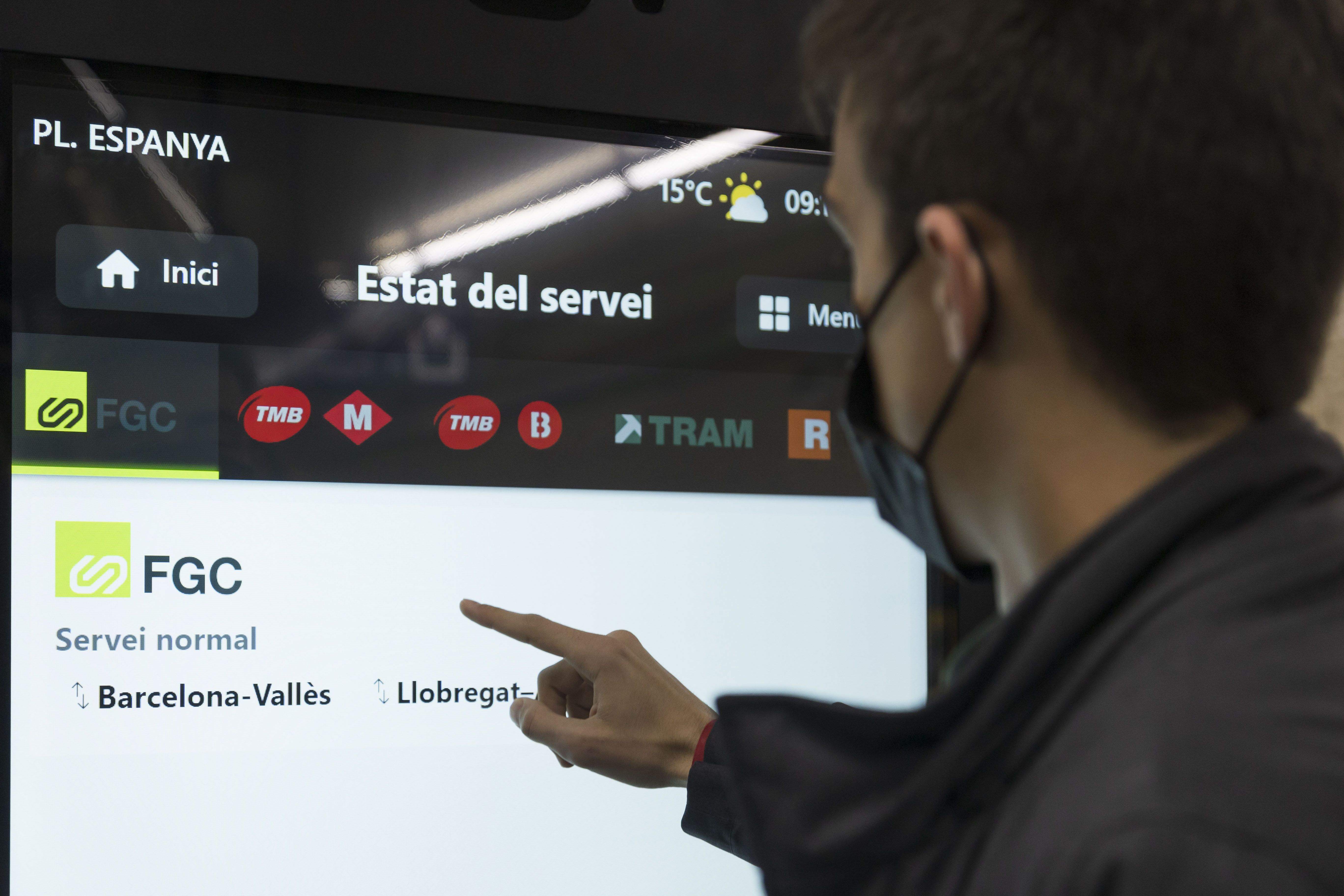 Una persona consulta un dels nous quioscos interactius de Ferrocarrils. FOTO: FGC