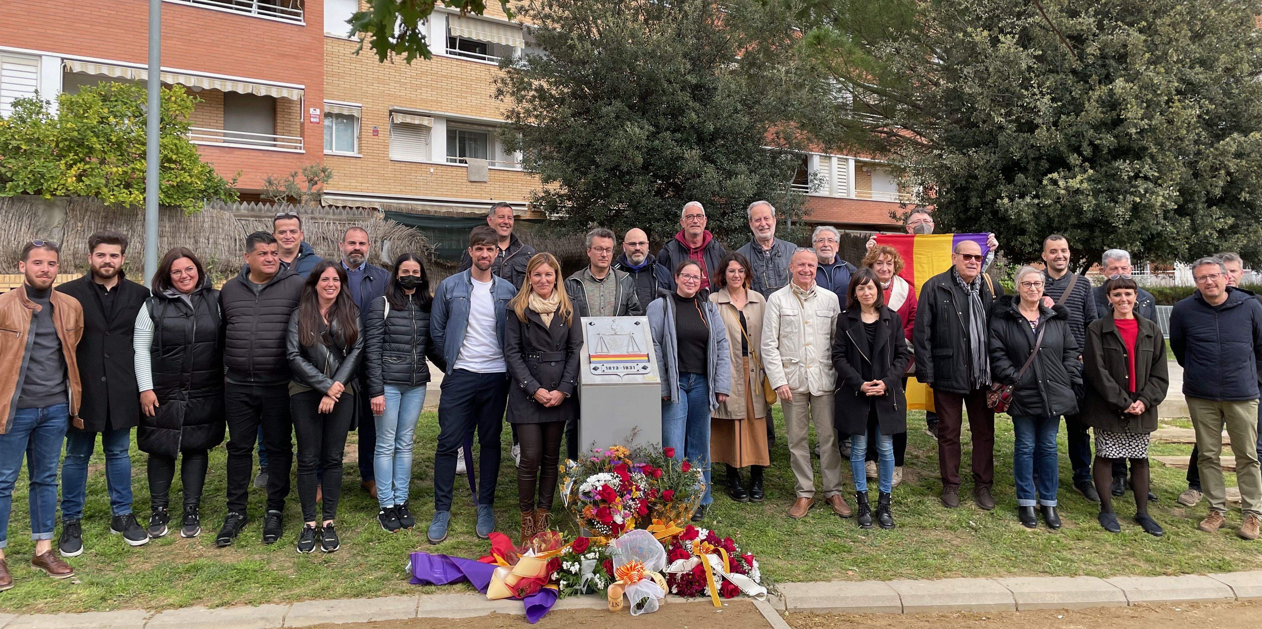 Representants d'entitats rubinenques i partits polítics durant l'ofrena floral a la plaça de la República. FOTO: NHS