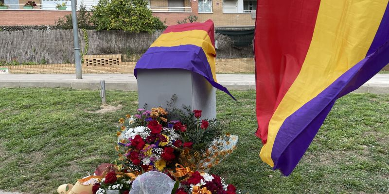 Monòlit de la plaça de la República de Rubí. FOTO: NHS