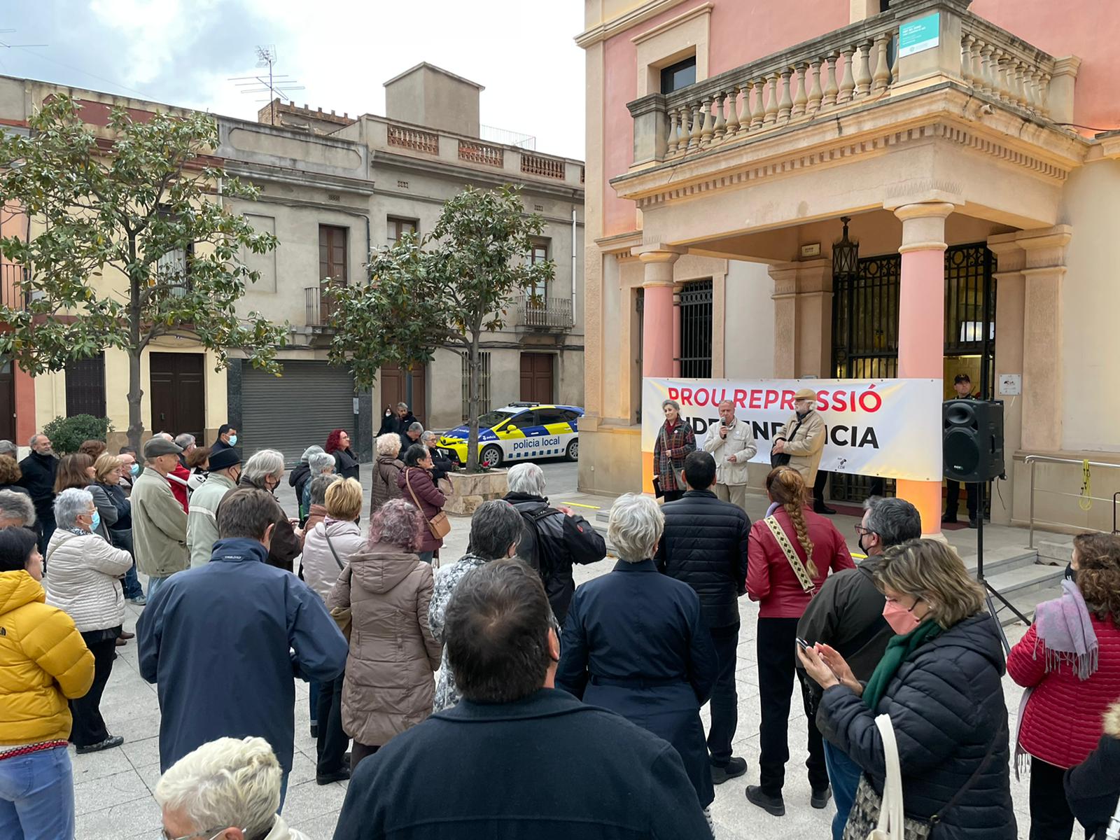 Un moment de la concentració per la llengua catalana a la plaça Pere Aguilera. FOTO: Cedida