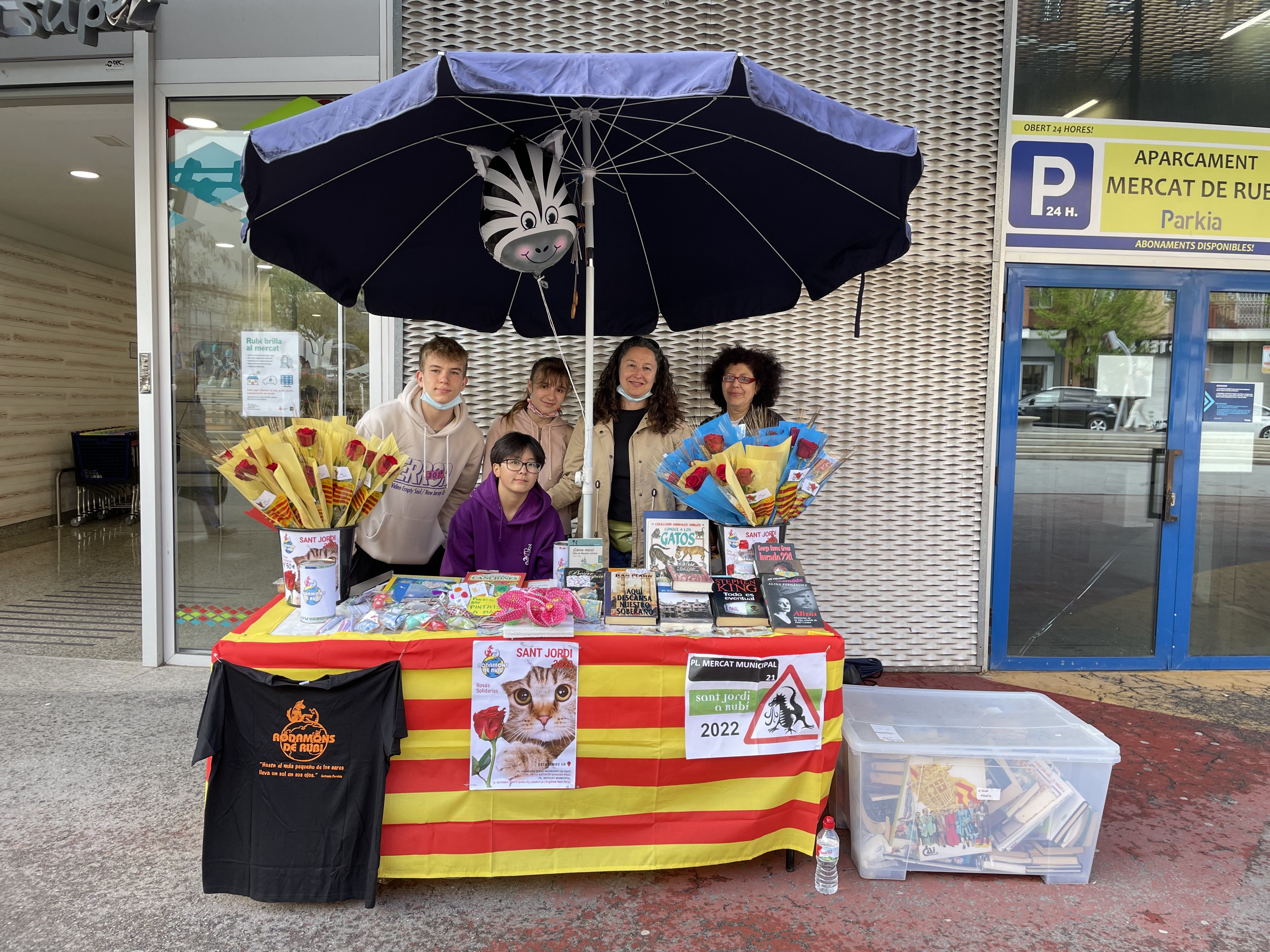 La diada de Sant Jordi recupera la normalitat. FOTO: Arnau Martínez