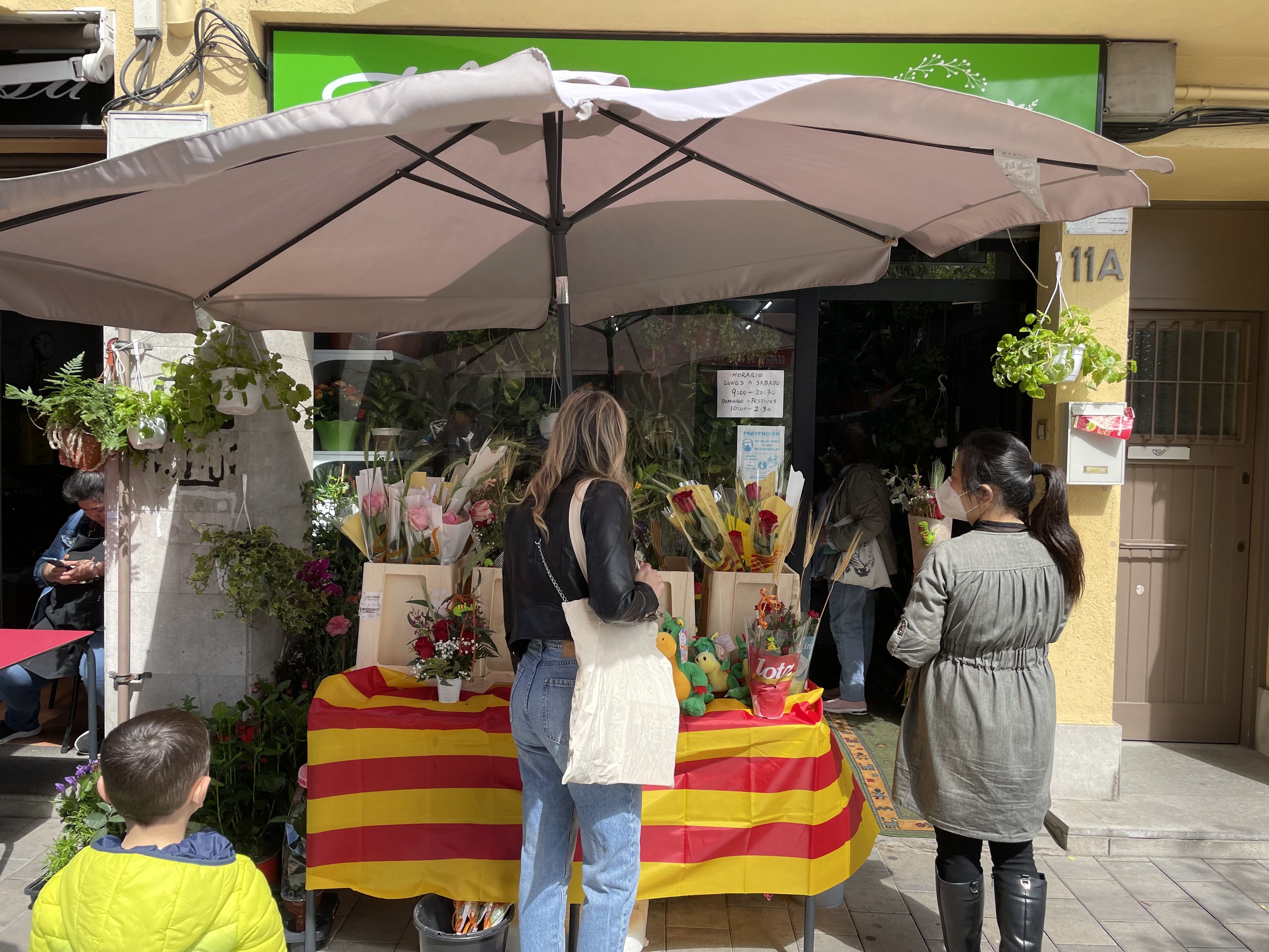 La diada de Sant Jordi recupera la normalitat. FOTO: Arnau Martínez