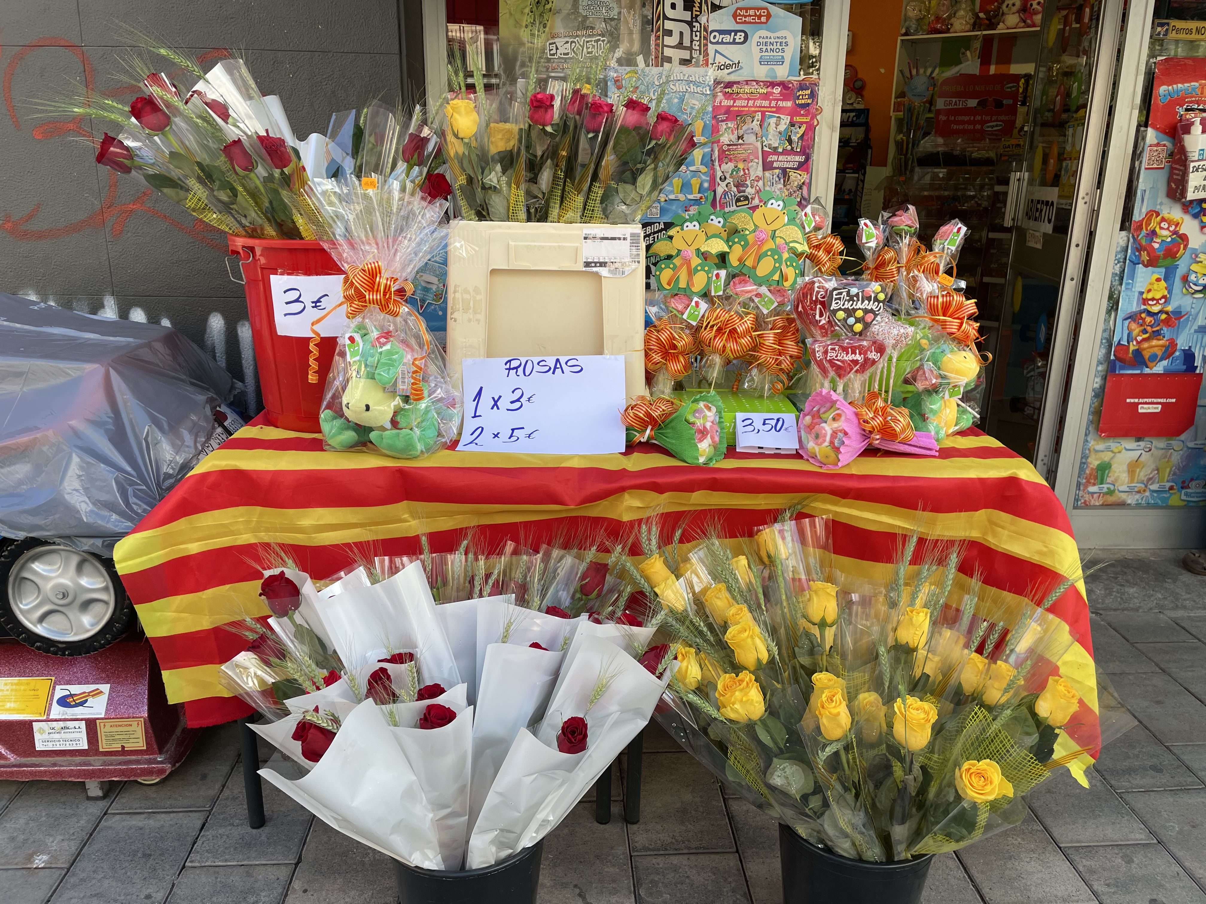 La diada de Sant Jordi recupera la normalitat. FOTO: Arnau Martínez