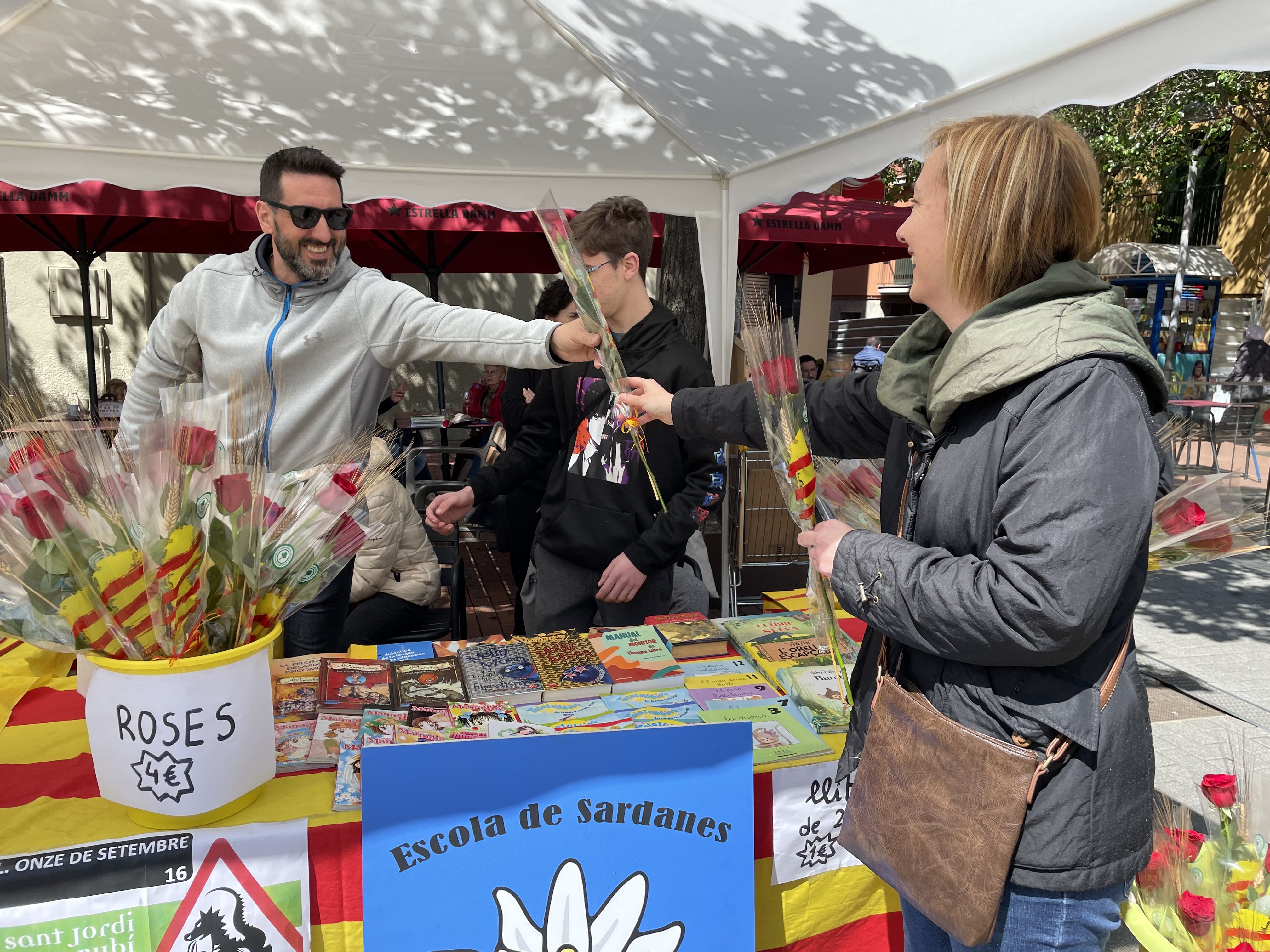 La diada de Sant Jordi recupera la normalitat. FOTO: Arnau Martínez