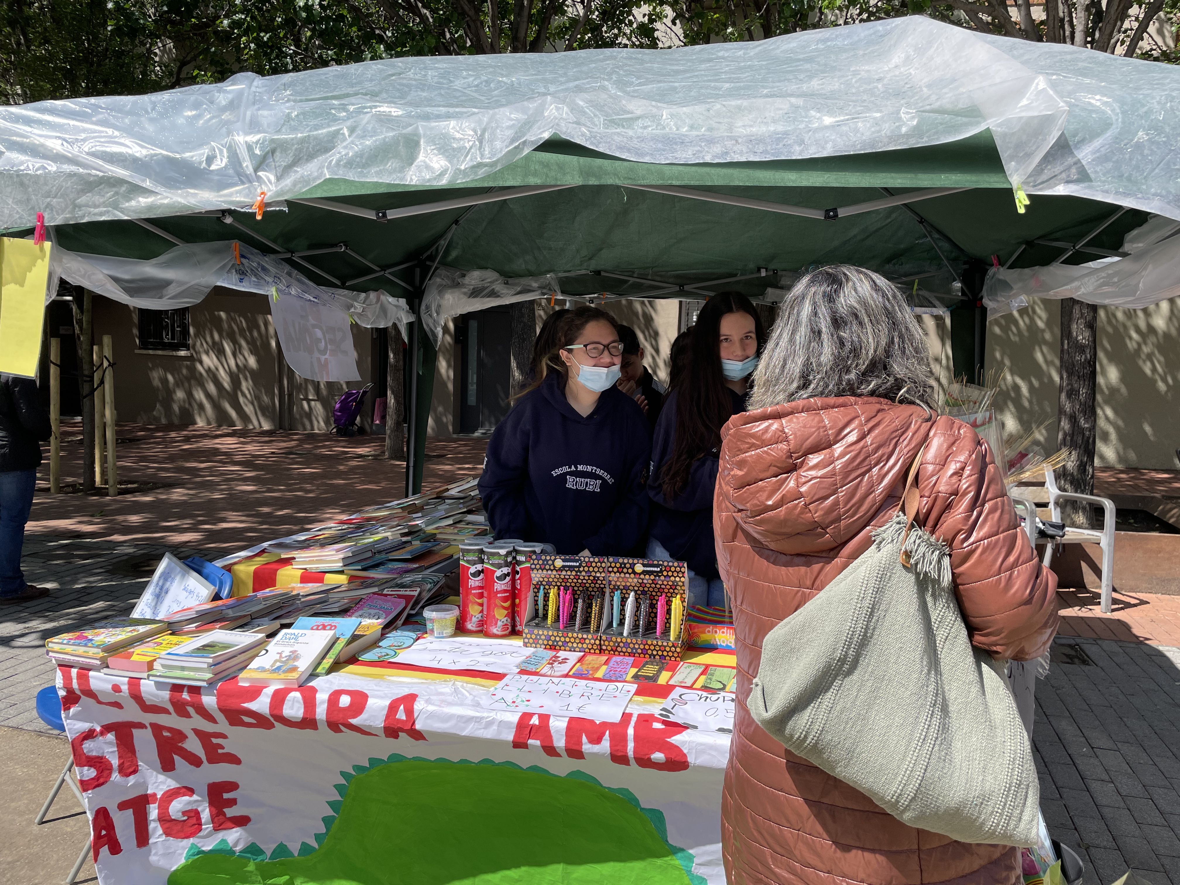 La diada de Sant Jordi recupera la normalitat. FOTO: Arnau Martínez