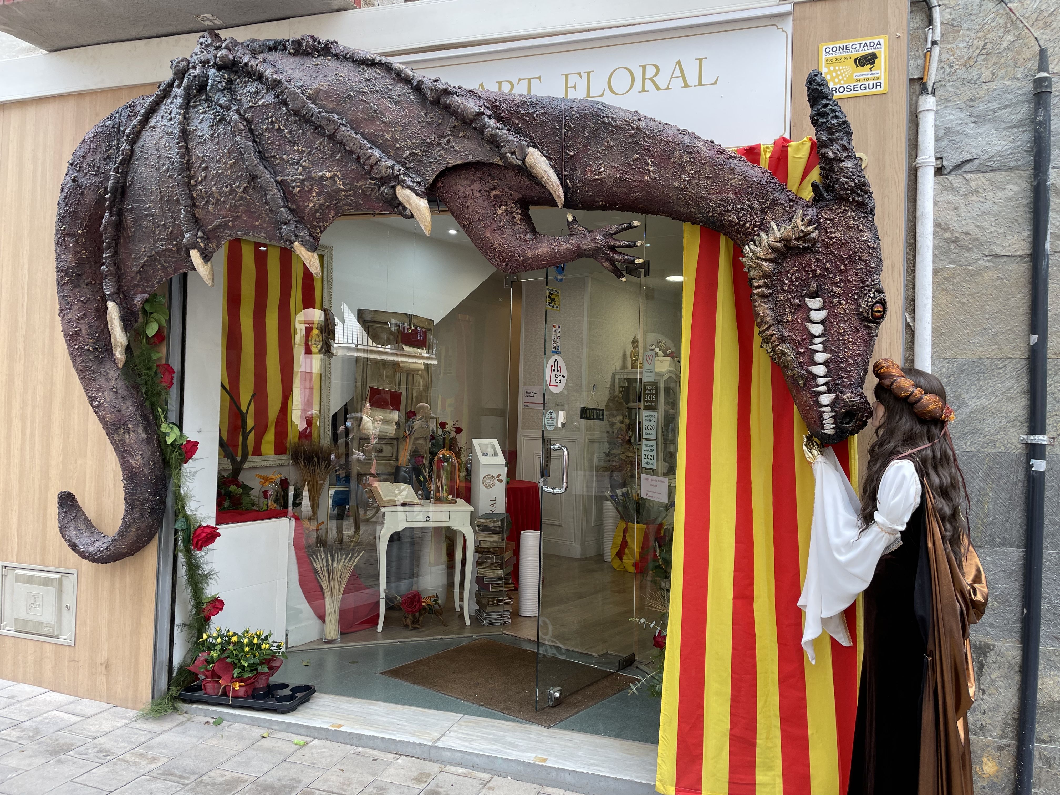 La diada de Sant Jordi recupera la normalitat. FOTO: Arnau Martínez