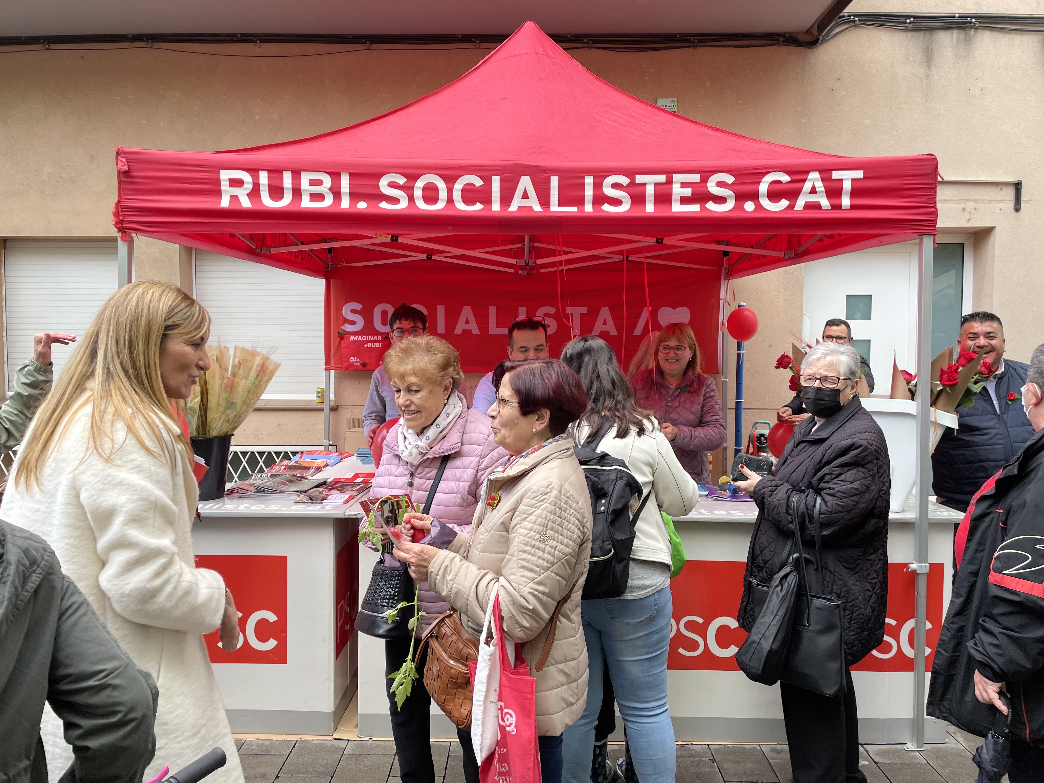 La diada de Sant Jordi recupera la normalitat. FOTO: Arnau Martínez