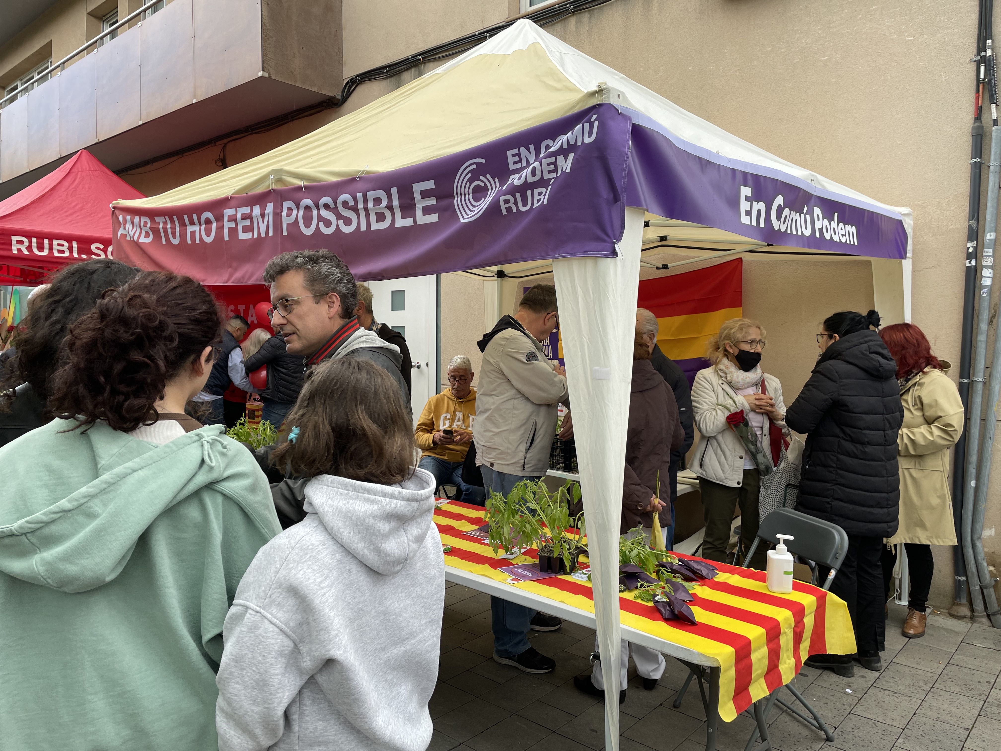 La diada de Sant Jordi recupera la normalitat. FOTO: Arnau Martínez