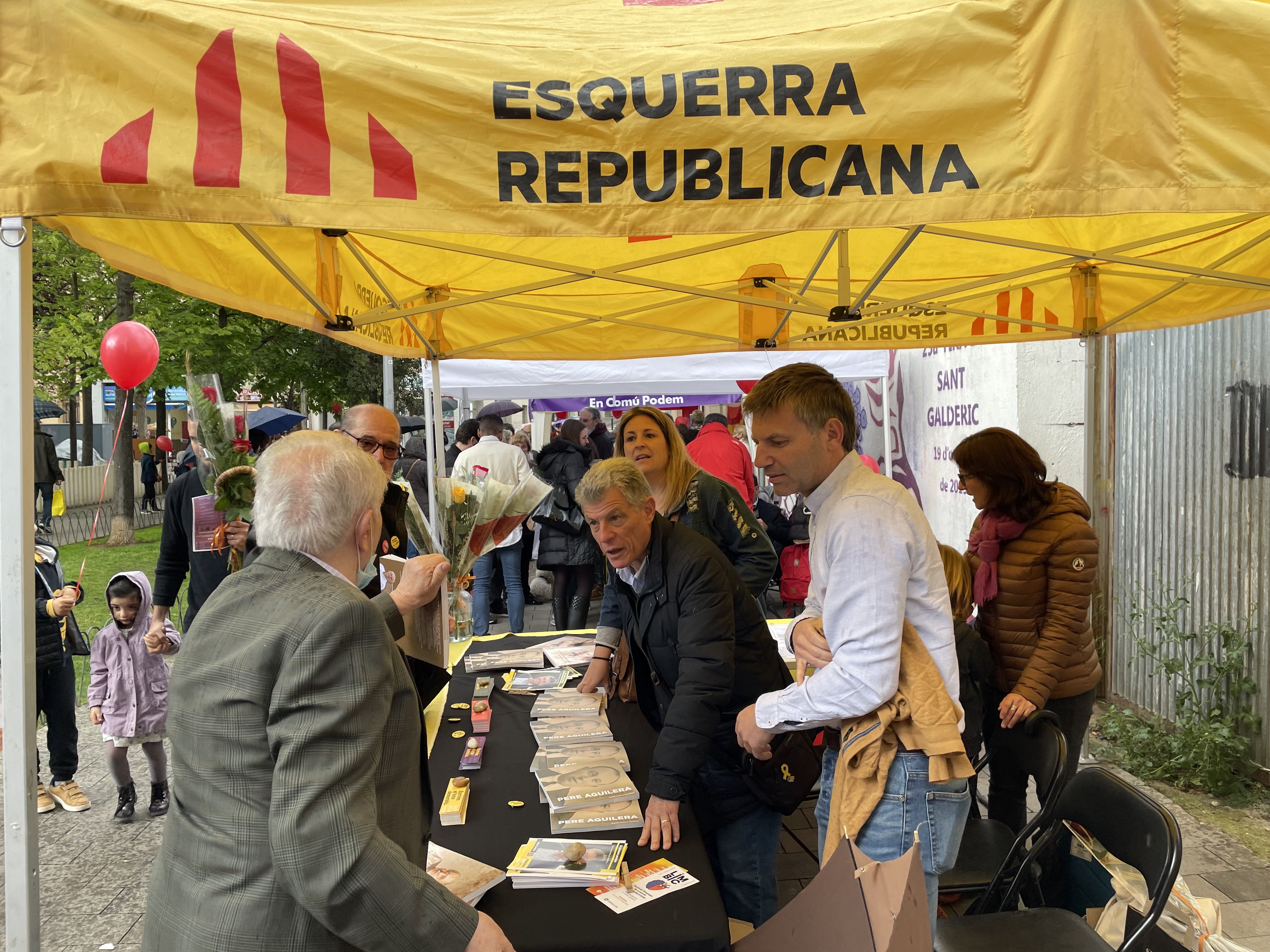 La diada de Sant Jordi recupera la normalitat. FOTO: Arnau Martínez