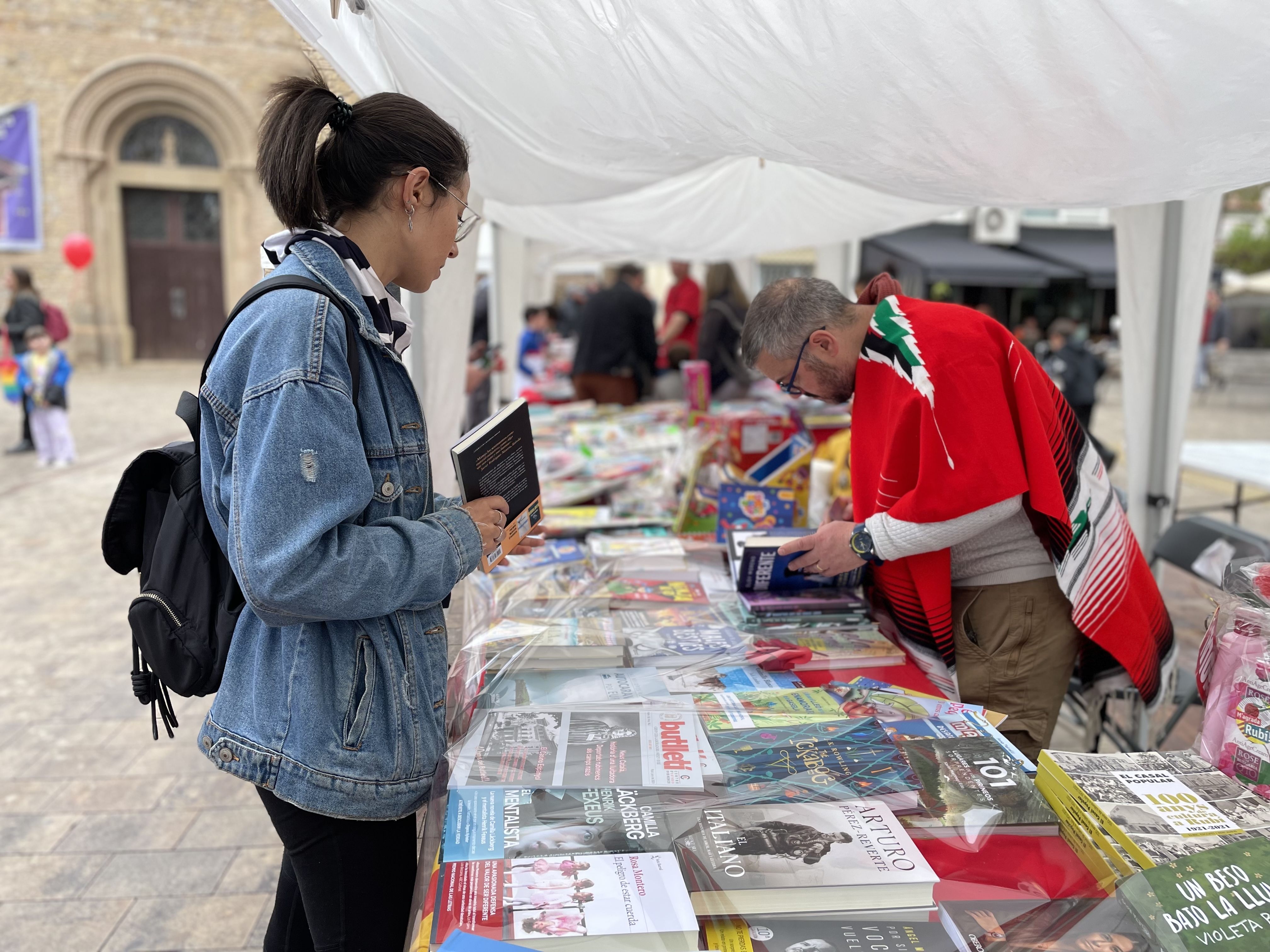 La diada de Sant Jordi recupera la normalitat. FOTO: Arnau Martínez