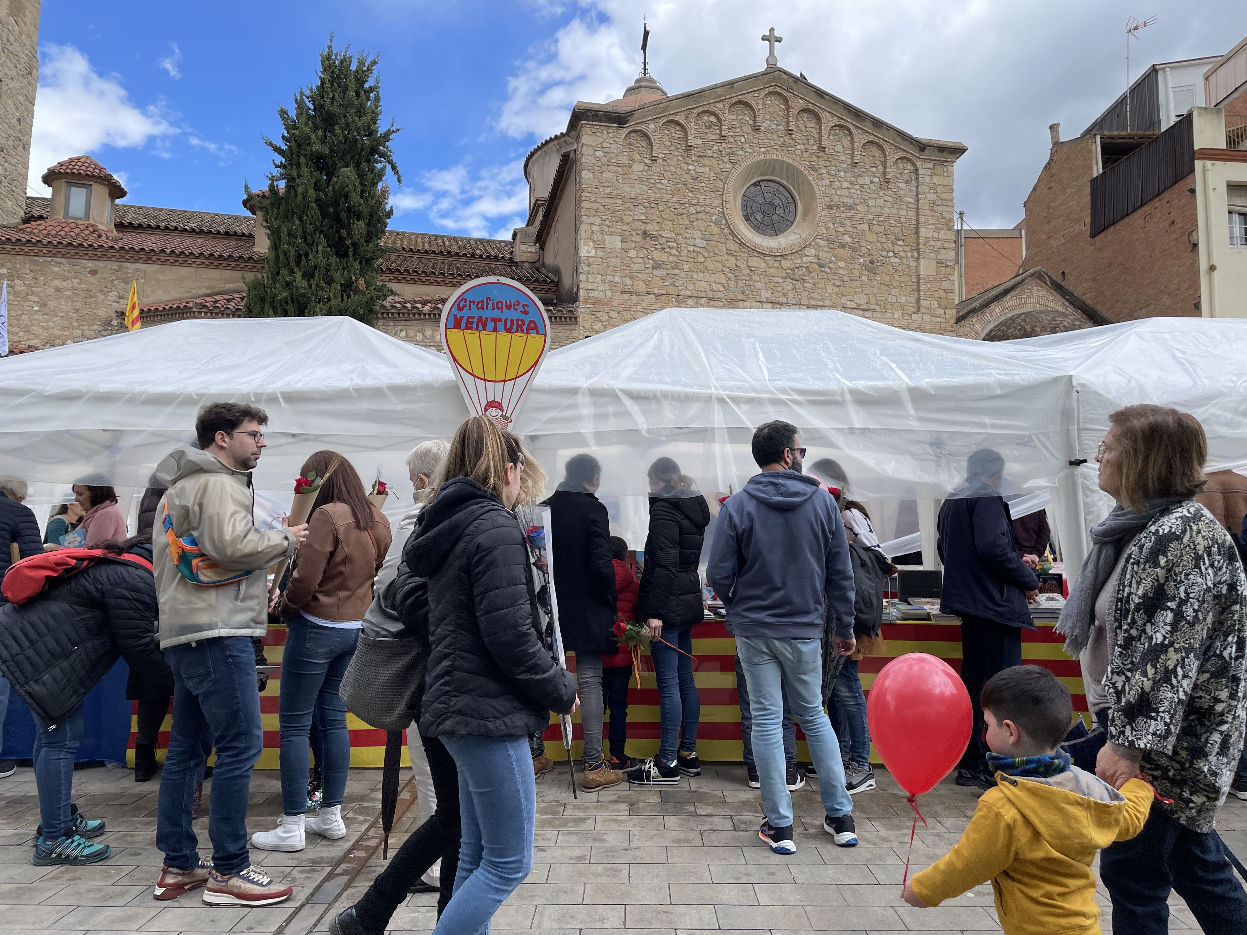 La diada de Sant Jordi recupera la normalitat. FOTO: Arnau Martínez