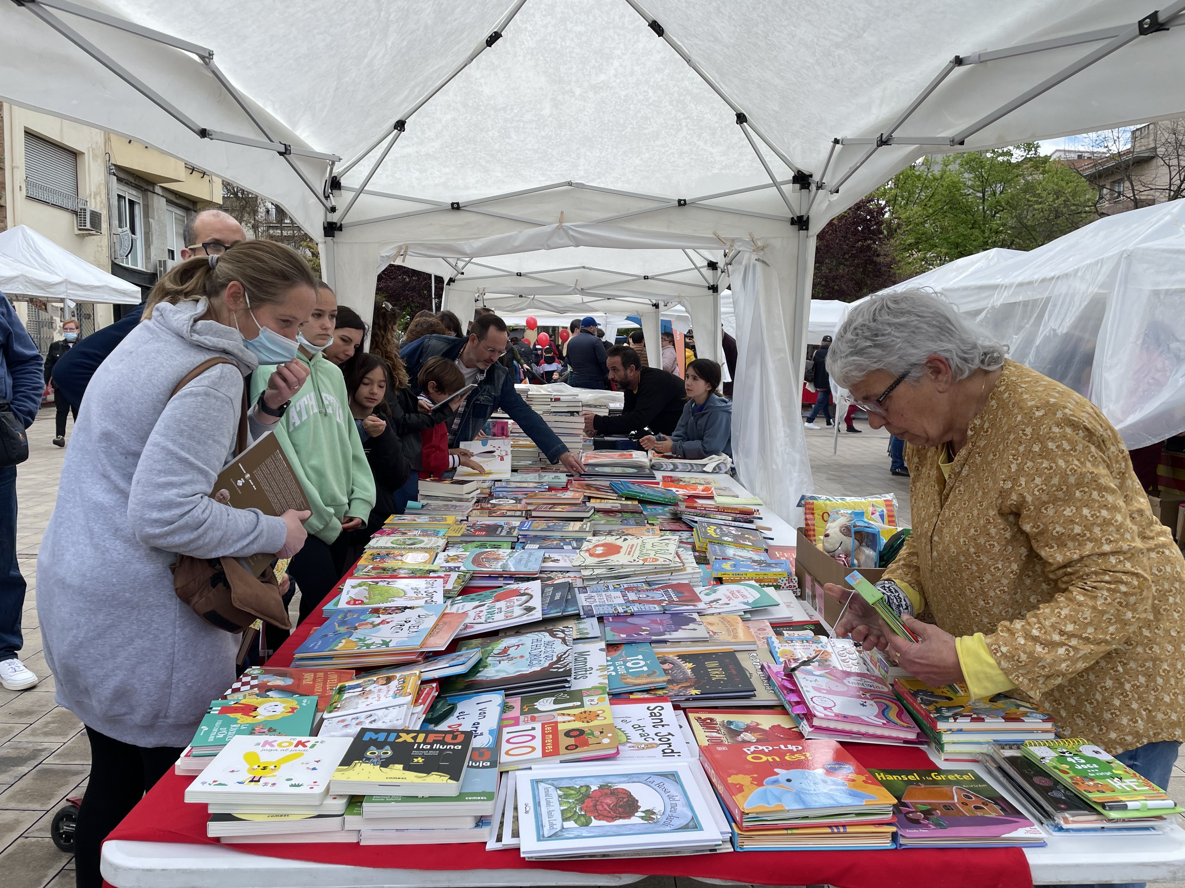 La diada de Sant Jordi recupera la normalitat. FOTO: Arnau Martínez