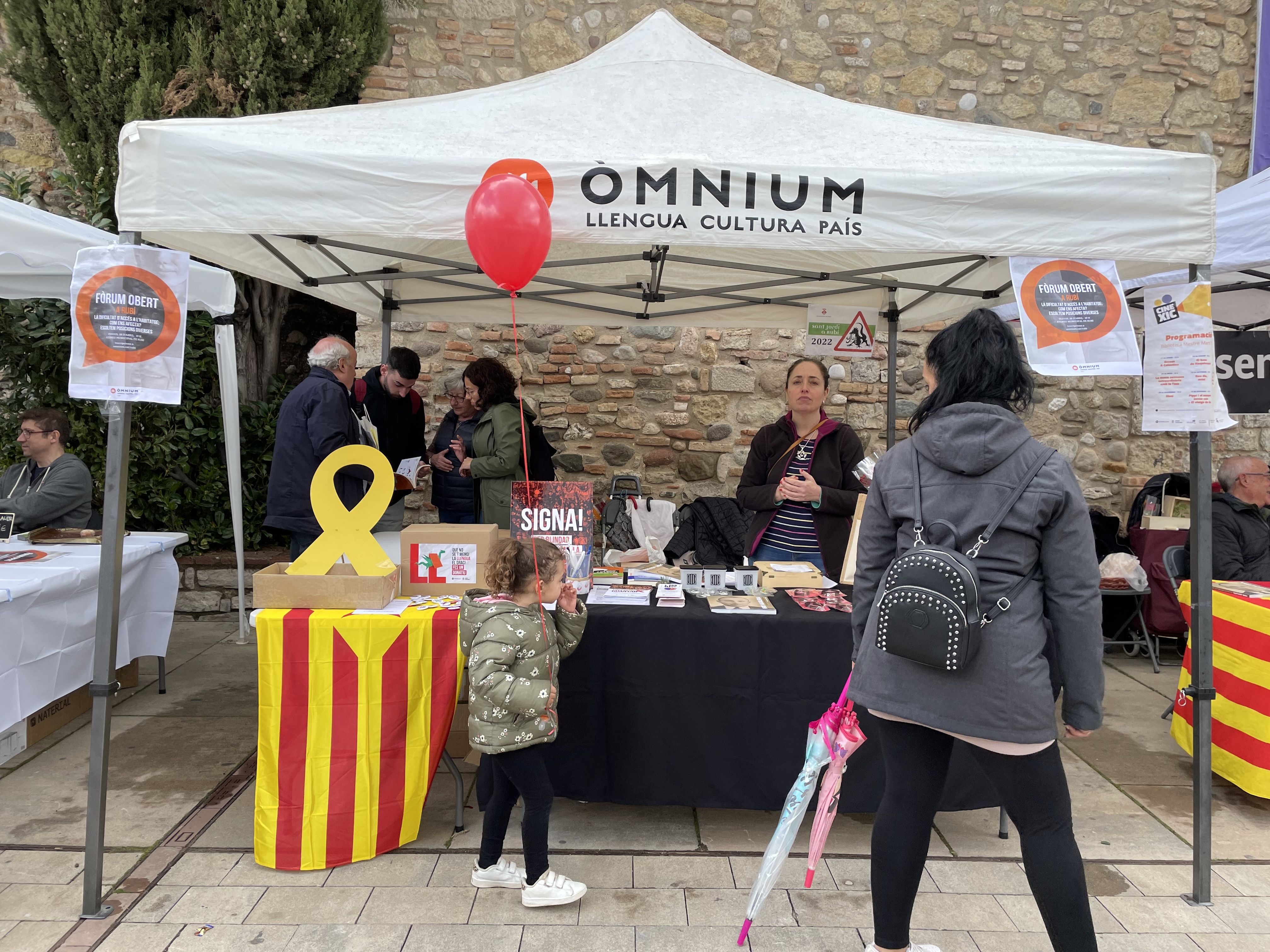 La diada de Sant Jordi recupera la normalitat. FOTO: Arnau Martínez