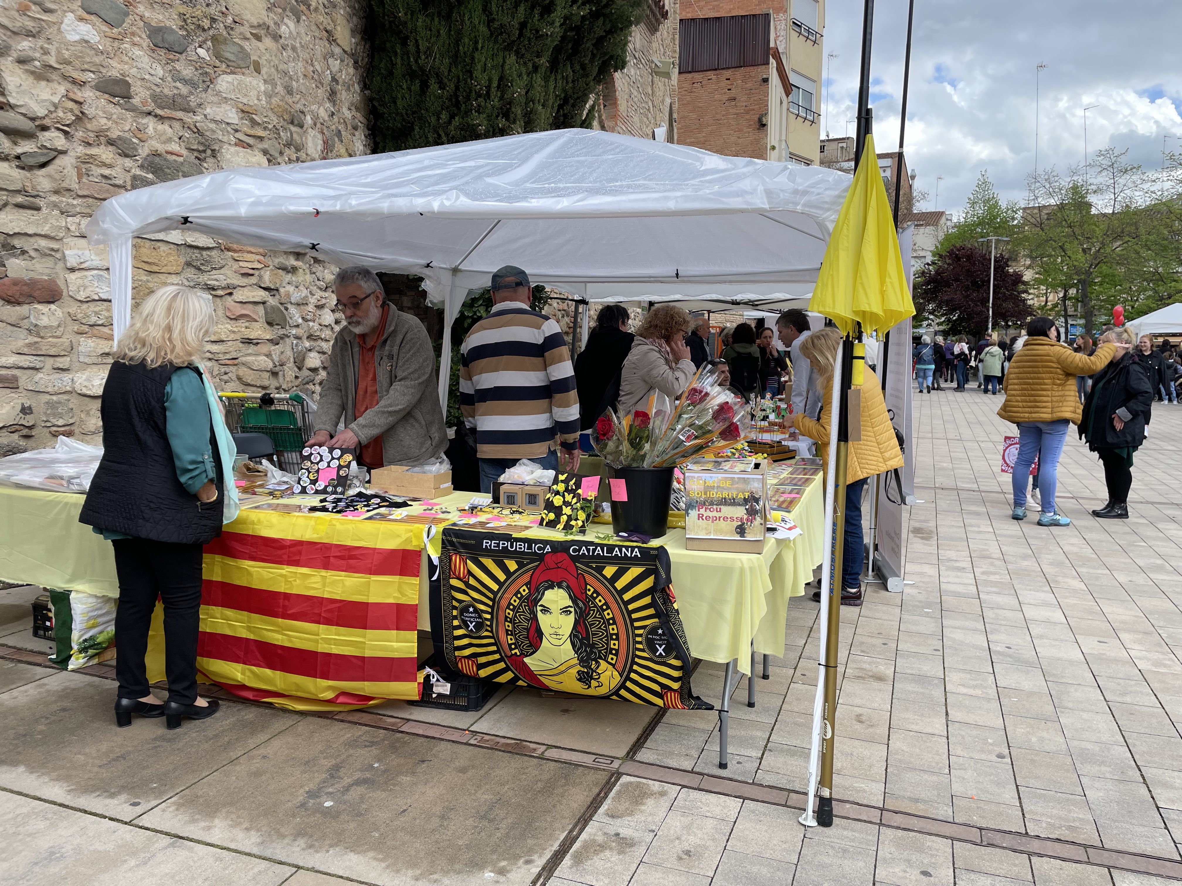 La diada de Sant Jordi recupera la normalitat. FOTO: Arnau Martínez