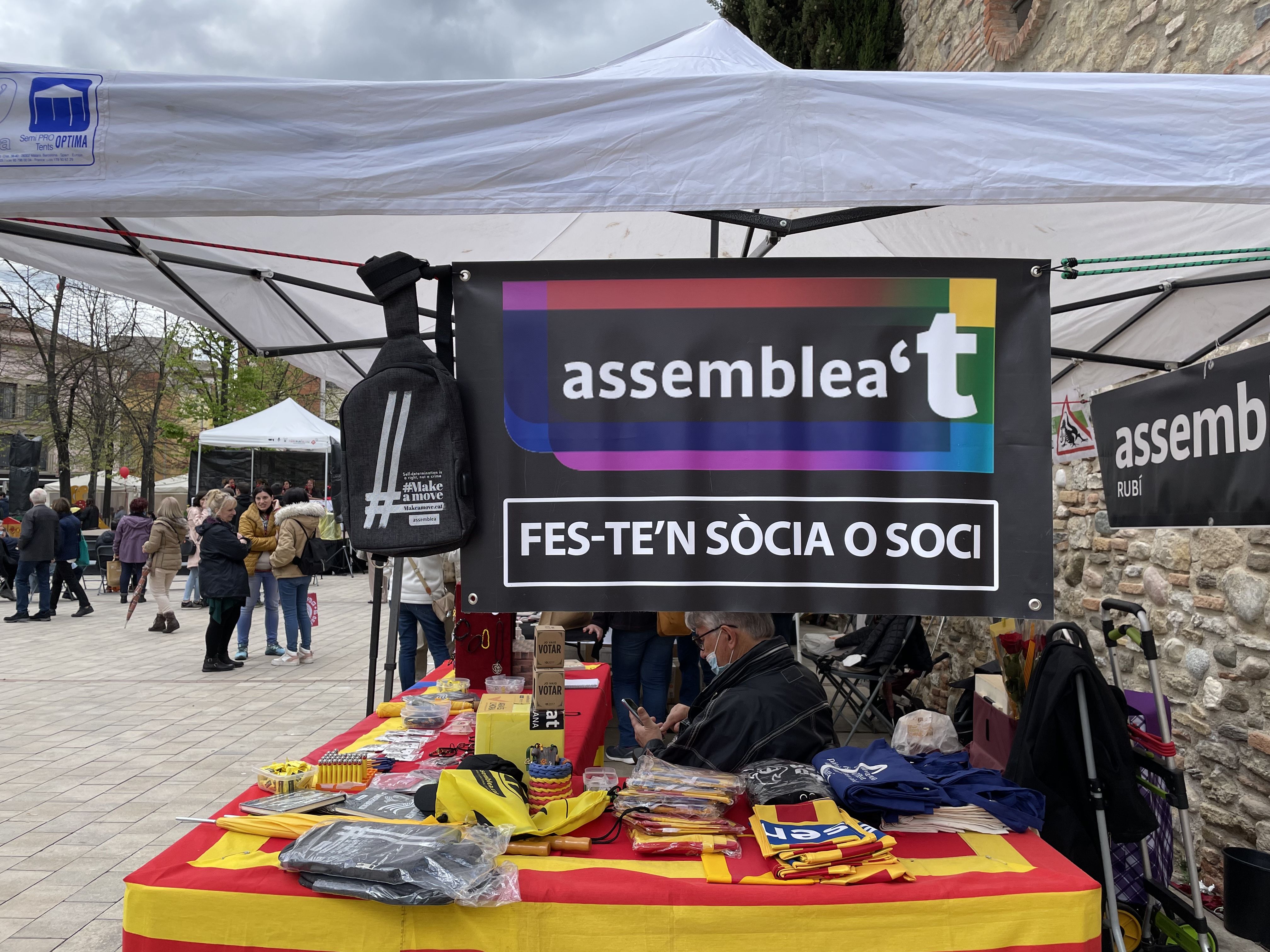 La diada de Sant Jordi recupera la normalitat. FOTO: Arnau Martínez