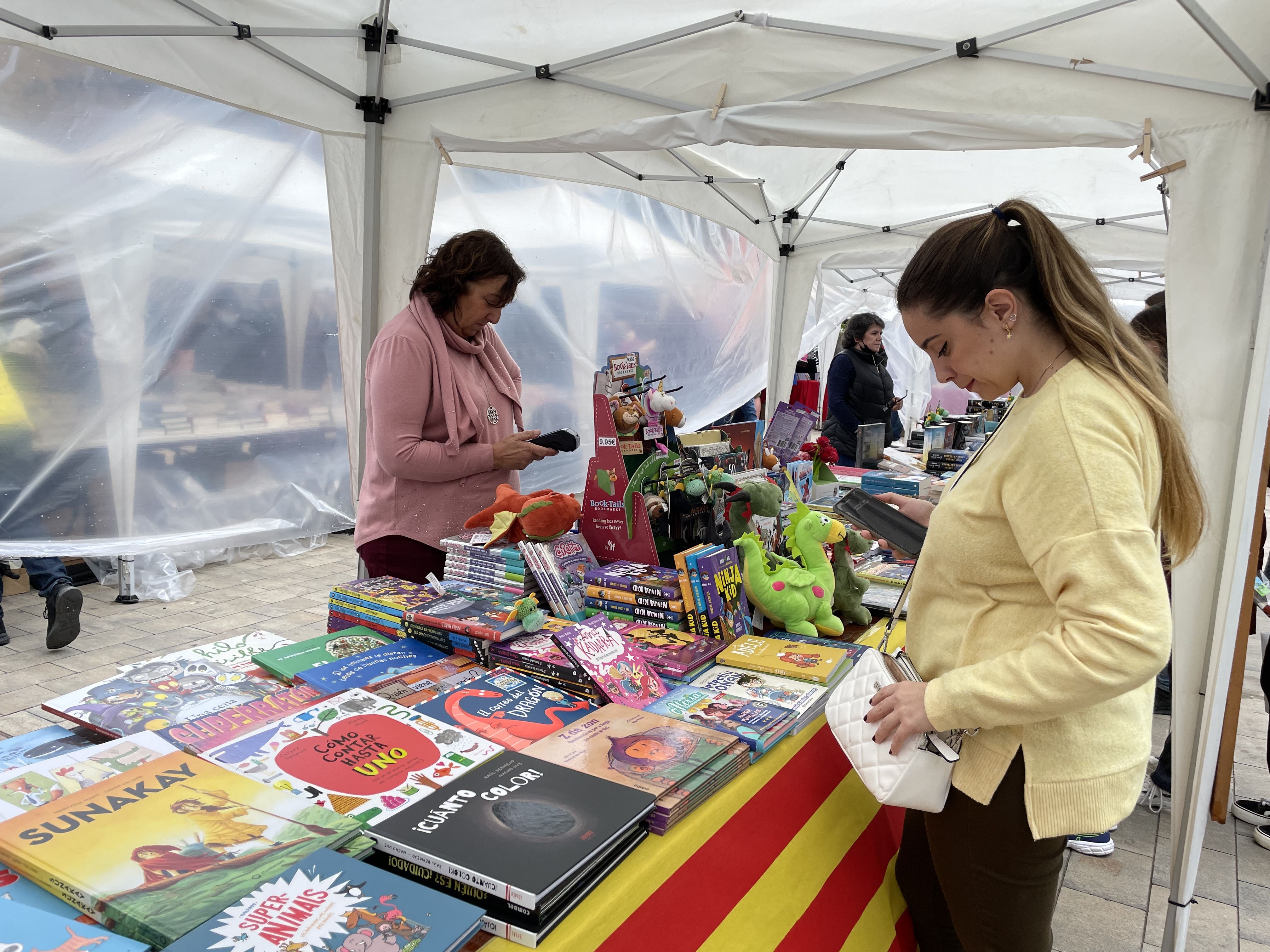 La diada de Sant Jordi recupera la normalitat. FOTO: Arnau Martínez