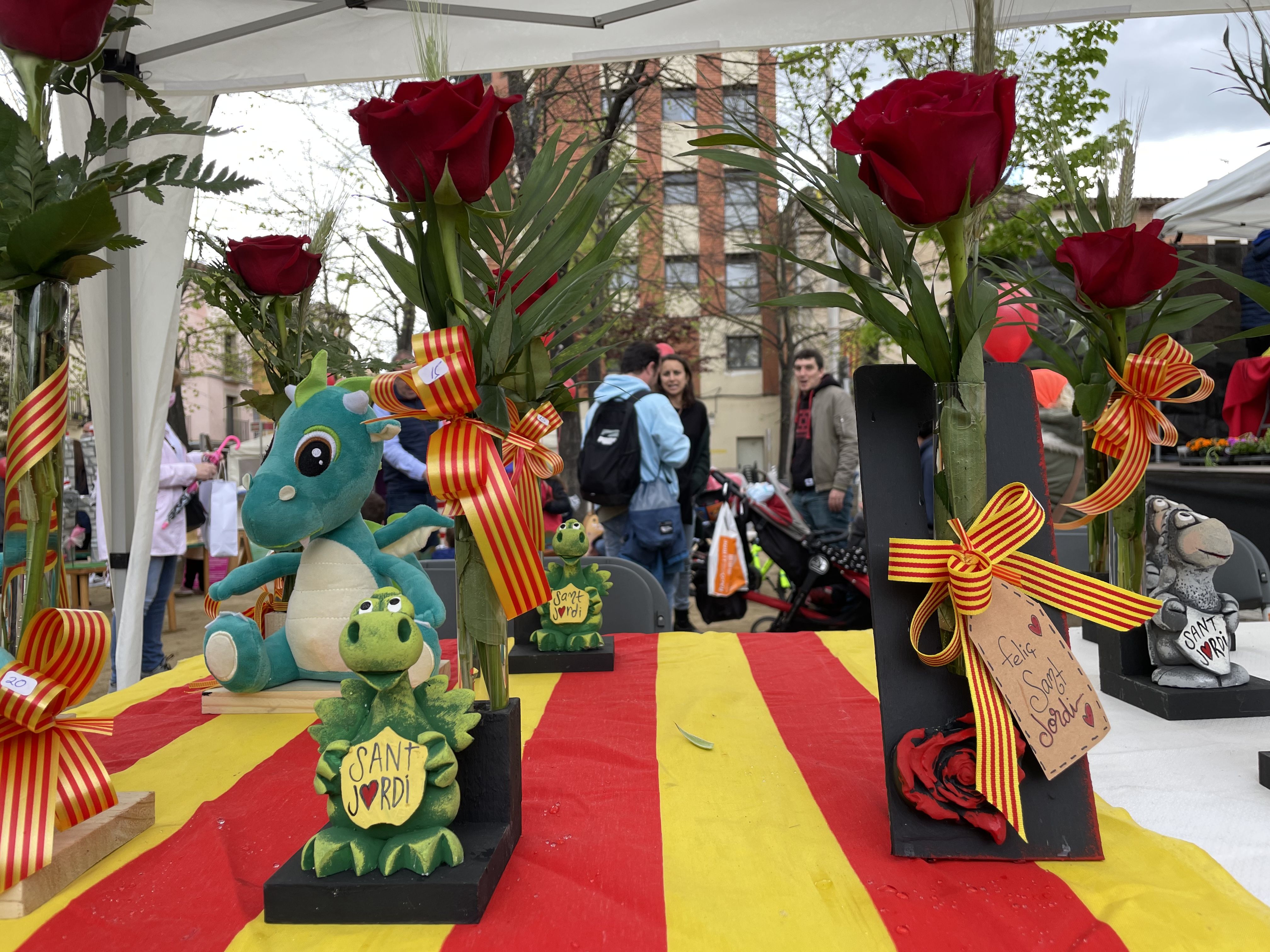 La diada de Sant Jordi recupera la normalitat. FOTO: Arnau Martínez