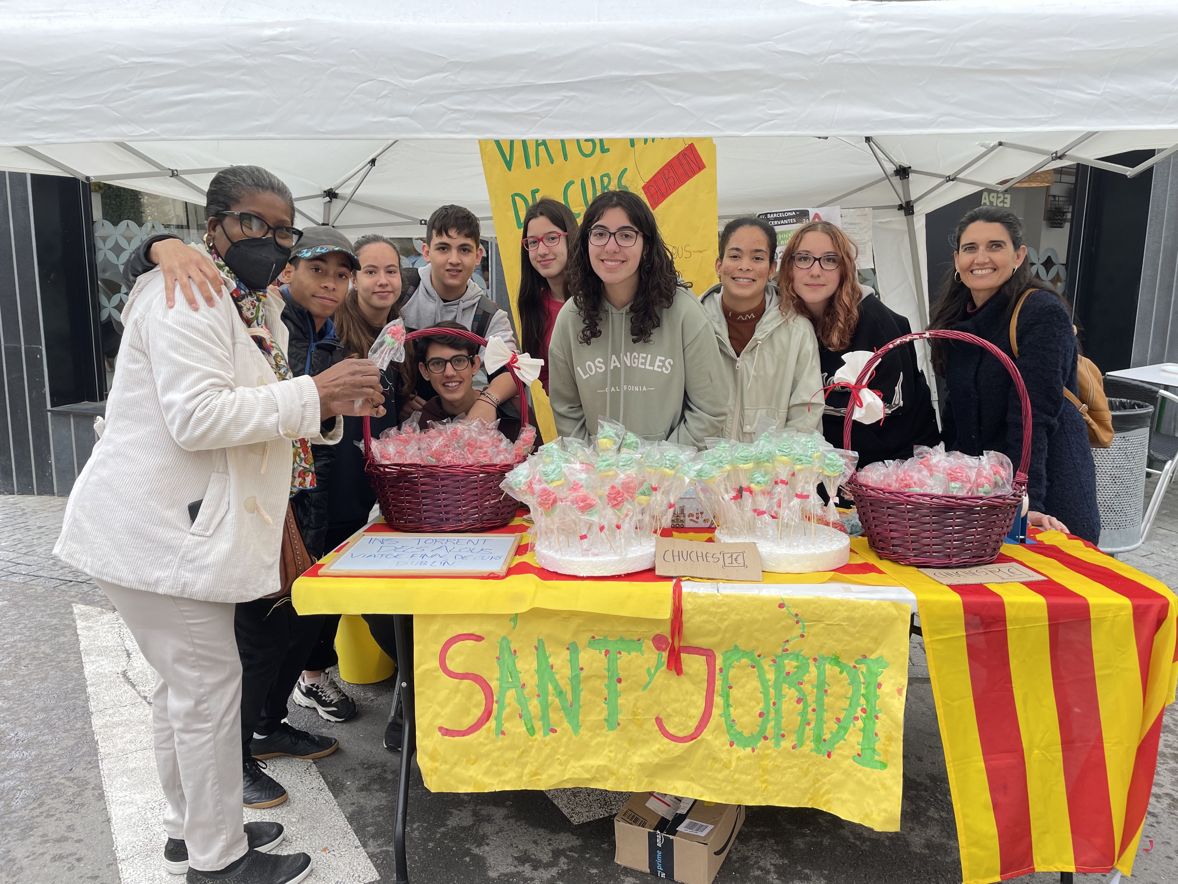 La diada de Sant Jordi recupera la normalitat. FOTO: Arnau Martínez