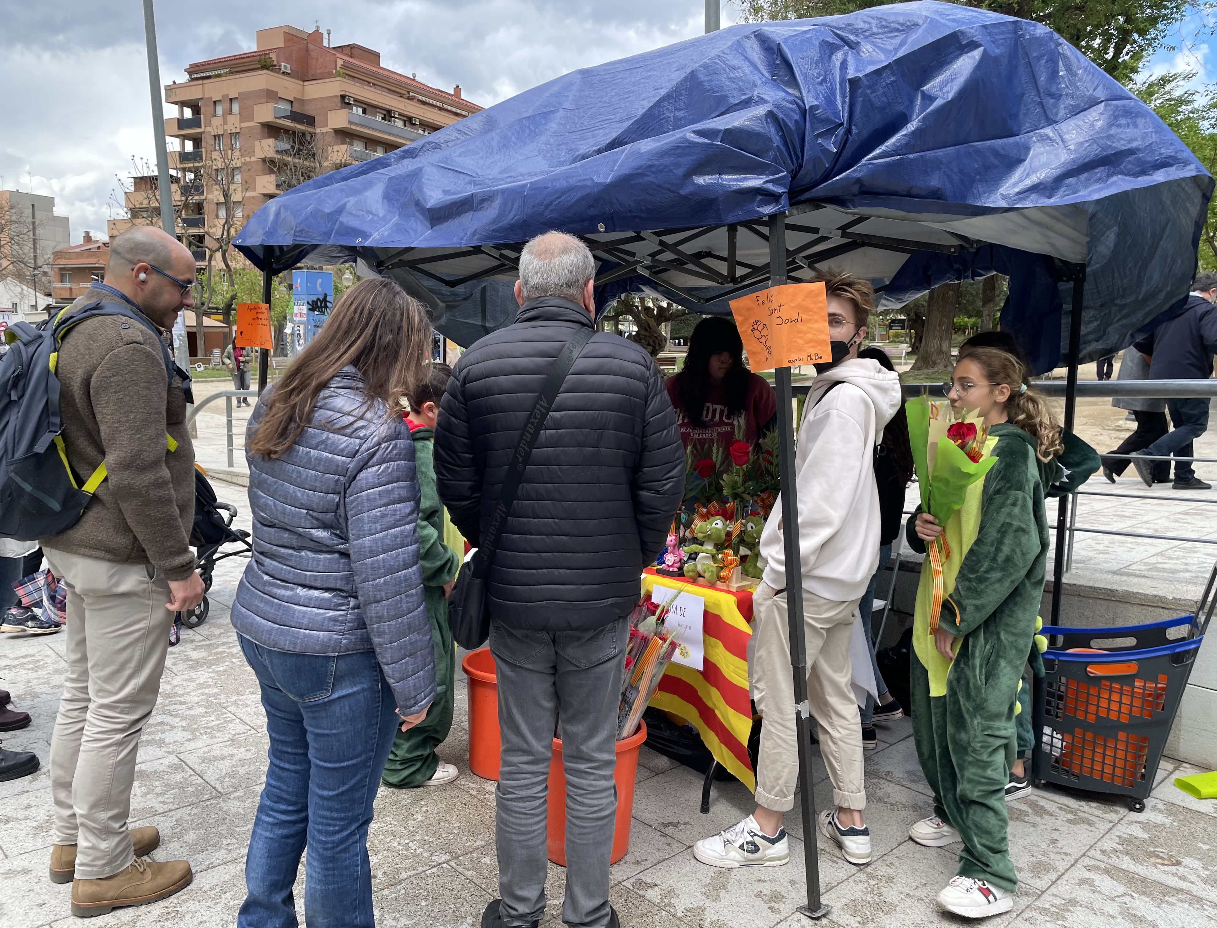 La diada de Sant Jordi recupera la normalitat. FOTO: Arnau Martínez