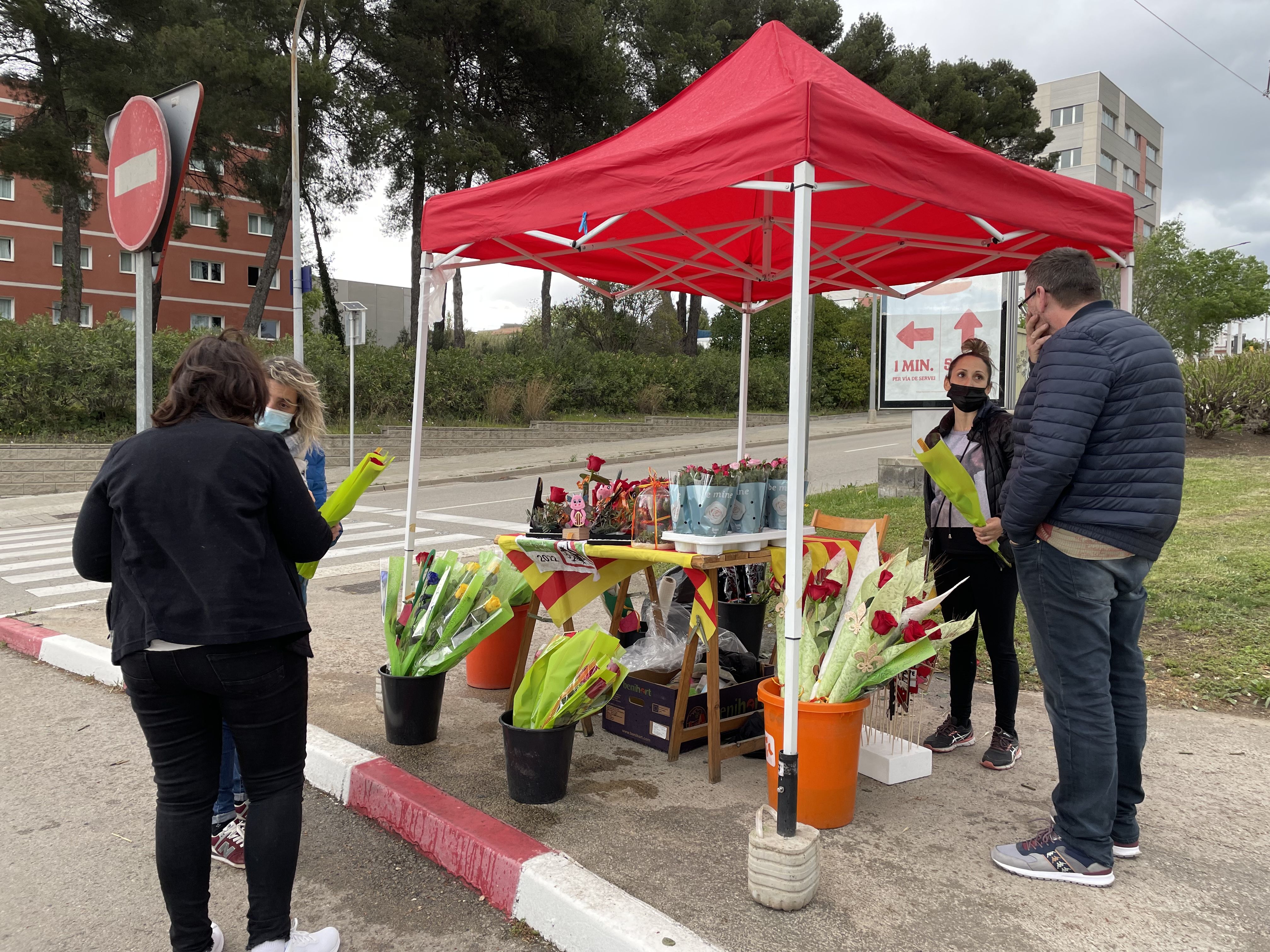 La diada de Sant Jordi recupera la normalitat. FOTO: Arnau Martínez