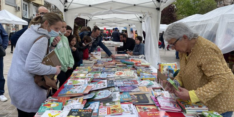 L'epicentre de la diada de Sant Jordi ha estat la plaça del Doctor Guardiet. FOTO: Arnau Martínez L'epicentre de la diada de Sant Jordi ha estat la plaça del Doctor Guardiet. FOTO: Arnau Martínez