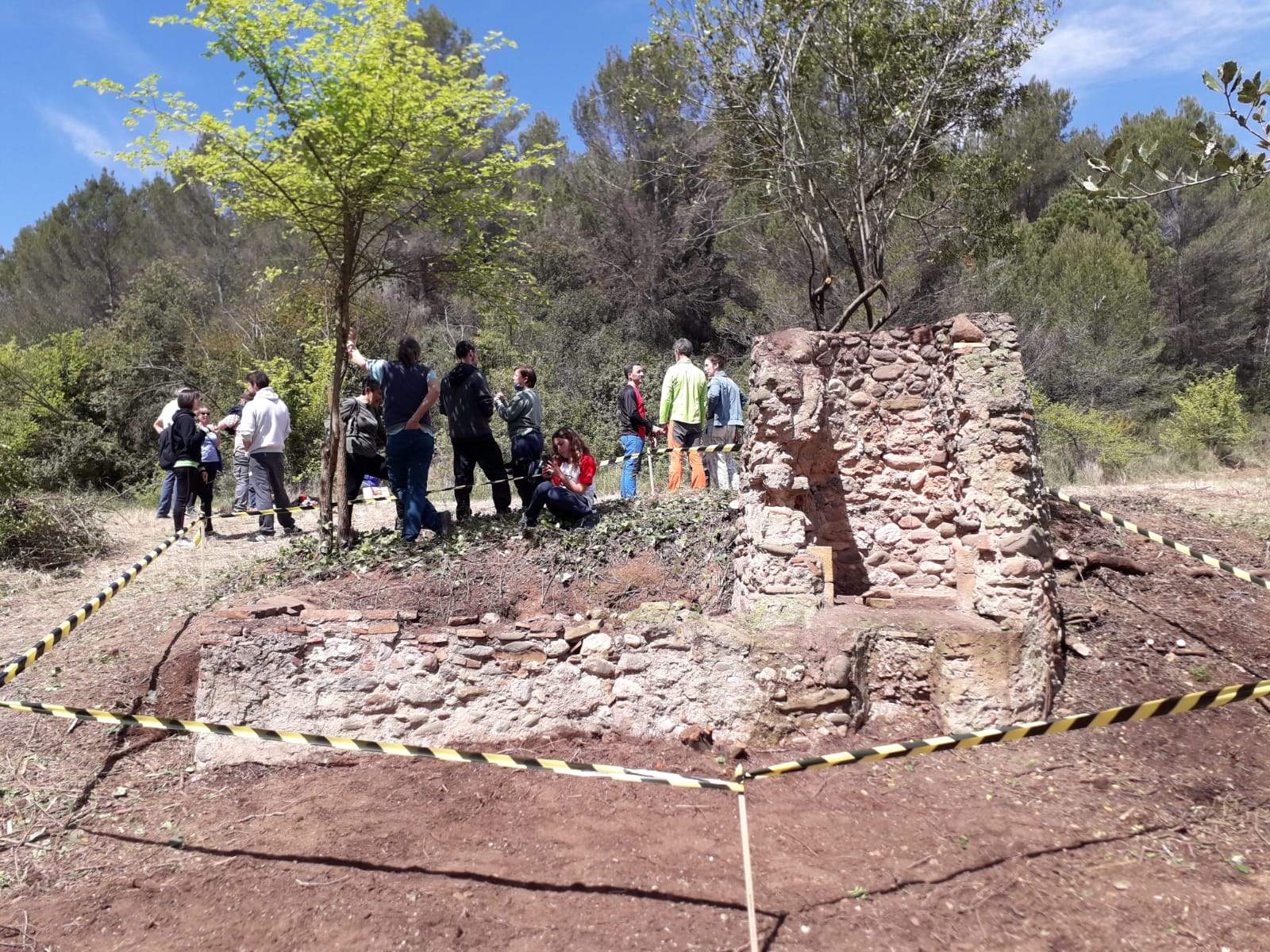 Uns trenta voluntaris desbrossen el pou i el safareig de Can Pòlit. FOTO: NHS