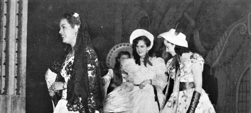 Les "señoritas" Conxita Pérez, Glòria Carbonell i Rosa Carrera al Casino. FOTO: Cedida per la família Carrera-Carbonell