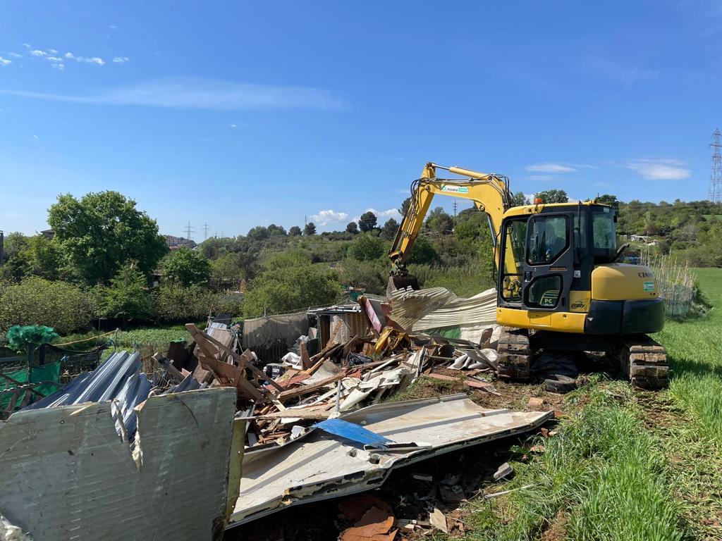 Una màquina desmantellant una construcció a l'entorn del Castell. FOTO: NHS