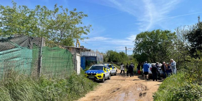 Cotxes de la Policia local, tècnics municipals i persones afectades pel desmantellament dels horts i barraques aquest dimarts. FOTO: NHS