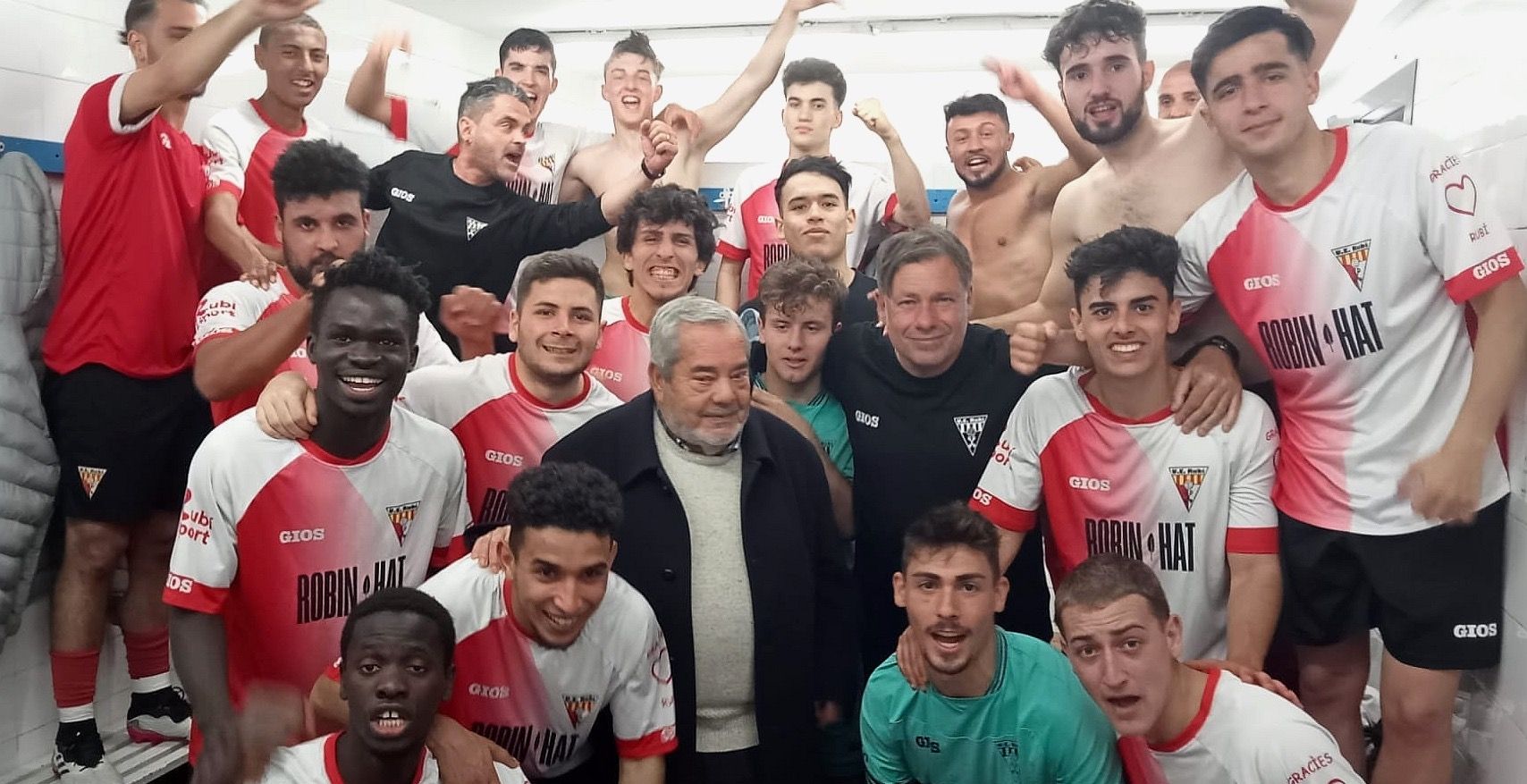 Celebració dels jugadors del filial de la UE Rubí després de guanyar al Juan XXIII. FOTO: Cedida