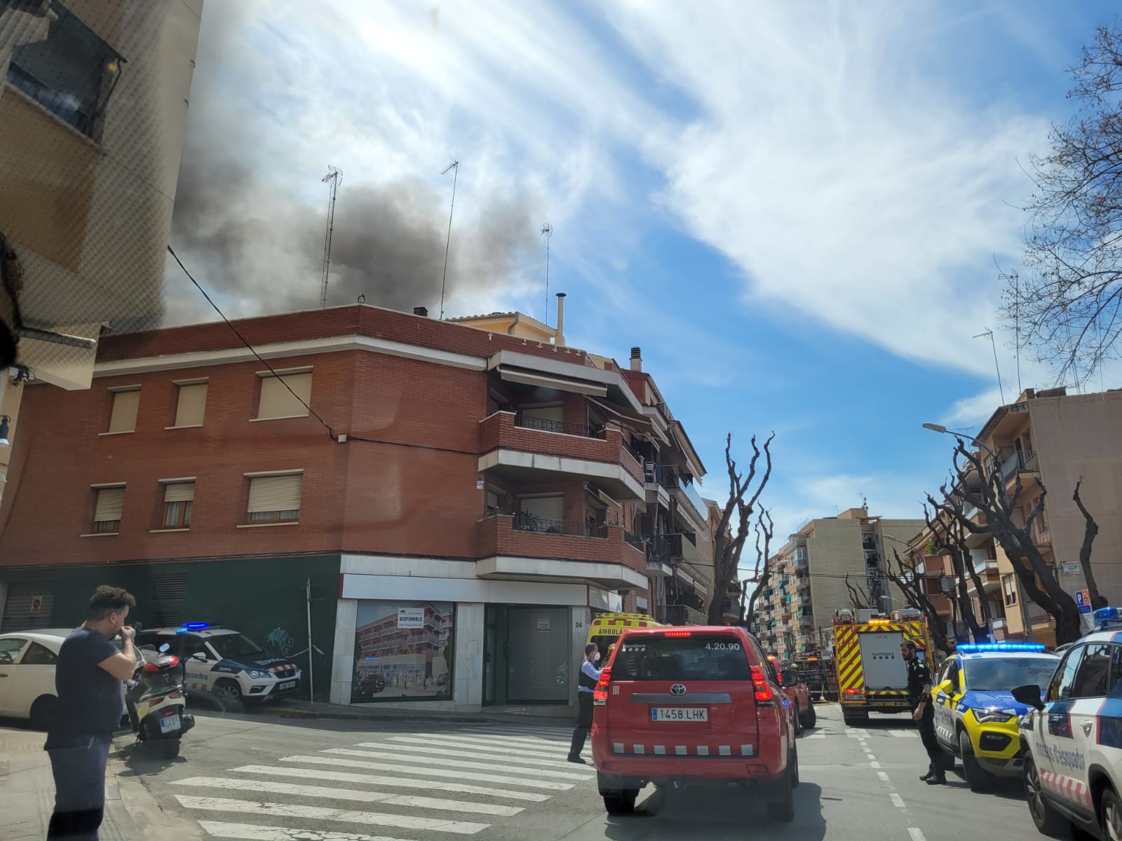 Columna de fum de l'edifici situat a la carretera de Terrassa. FOTO: Cedida