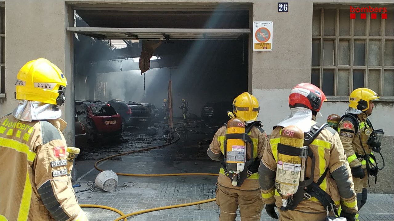 Imatge dels cotxes cremats a l'aparcament de la carretera de Terrassa 26. FOTO: Bombers 