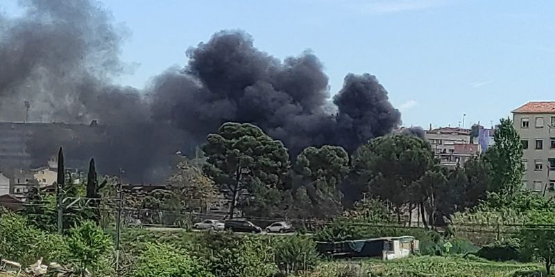 Columna de fum que ha provocat l'incendi en l'aparcament de la carretera de Terrassa. FOTO: Cedida