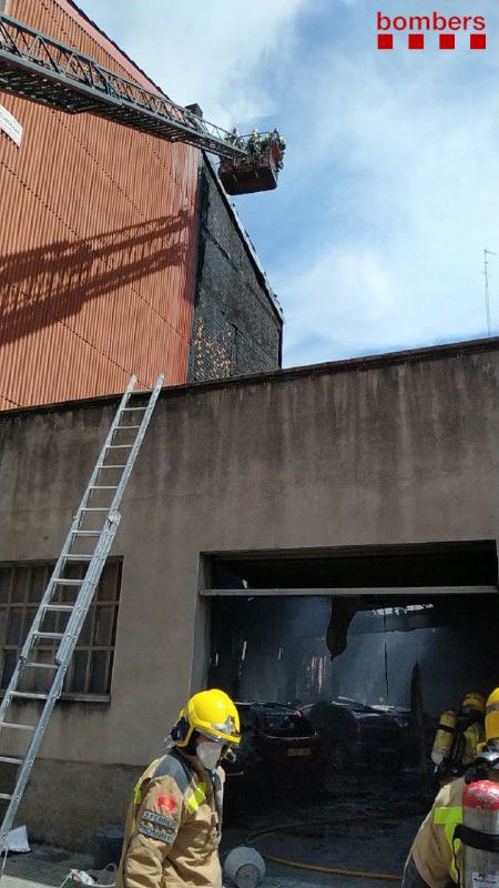 Els Bombers han remullat la zona després d'extingir les flames i han revisat la teulada d'un edifici pròxim. FOTO: Bombers