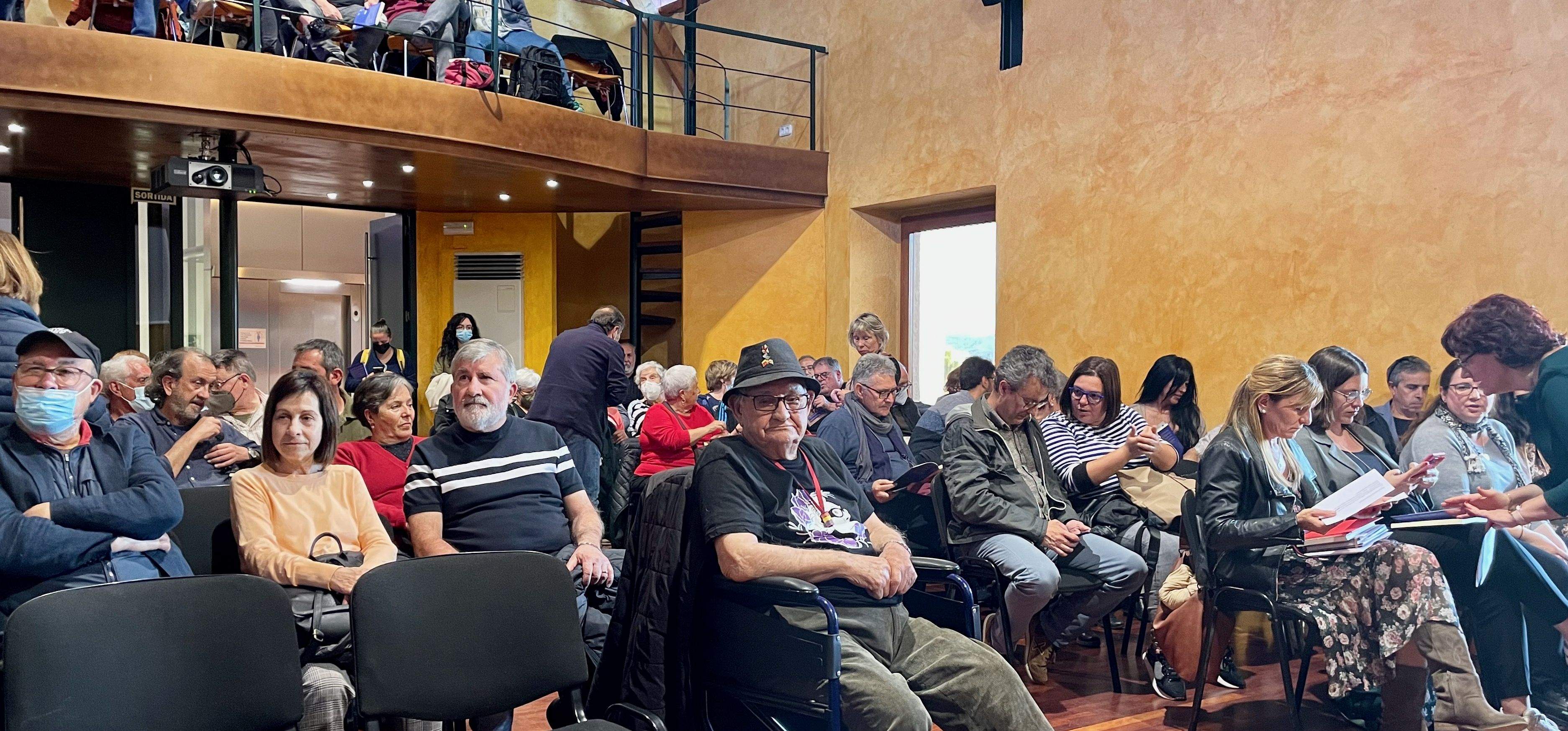 Juan Martínez a l'inici de l'acte d'homenatge a la seva persona i la de seva companya de vida, Paqui Cruz. FOTO: NHS