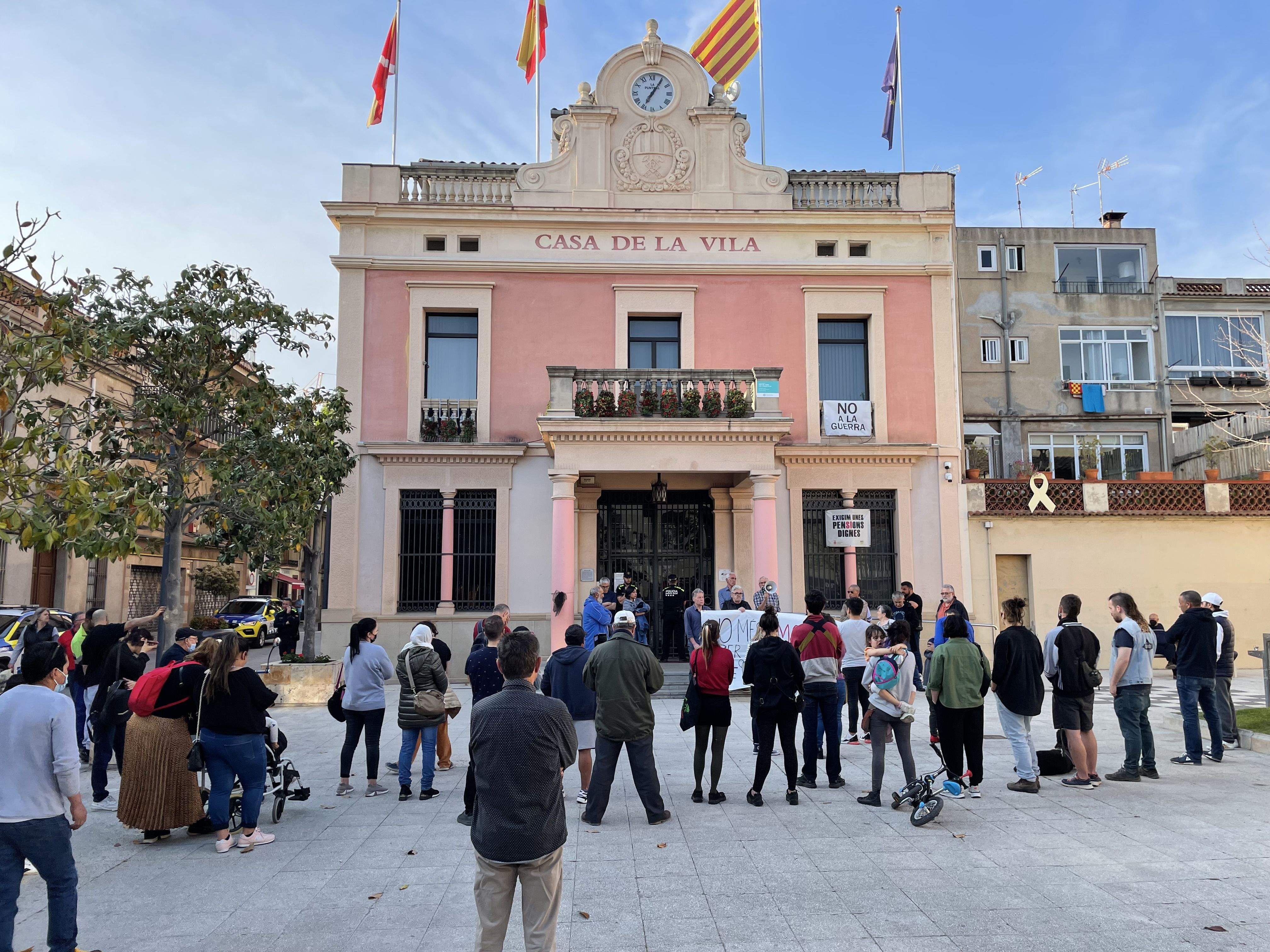Concentració a la plaça Pere Aguilera en honor a l'home mort en una de les barraques del Castell. FOTO: Arnau Martínez