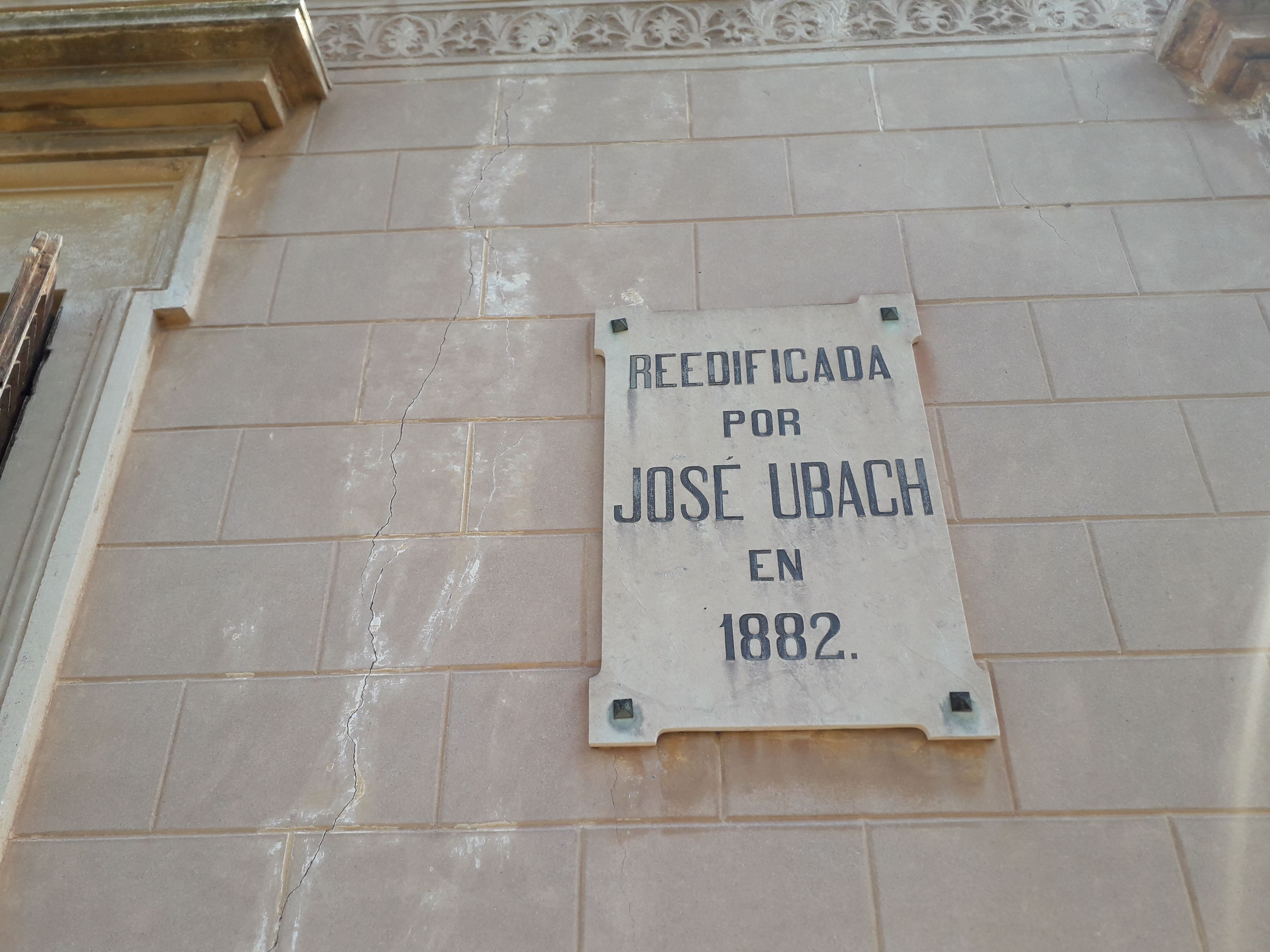 Placa que recorda la reedificació de la masia per un dels seus propietaris, Josep Ubach i Balasc. FOTO: NHS
