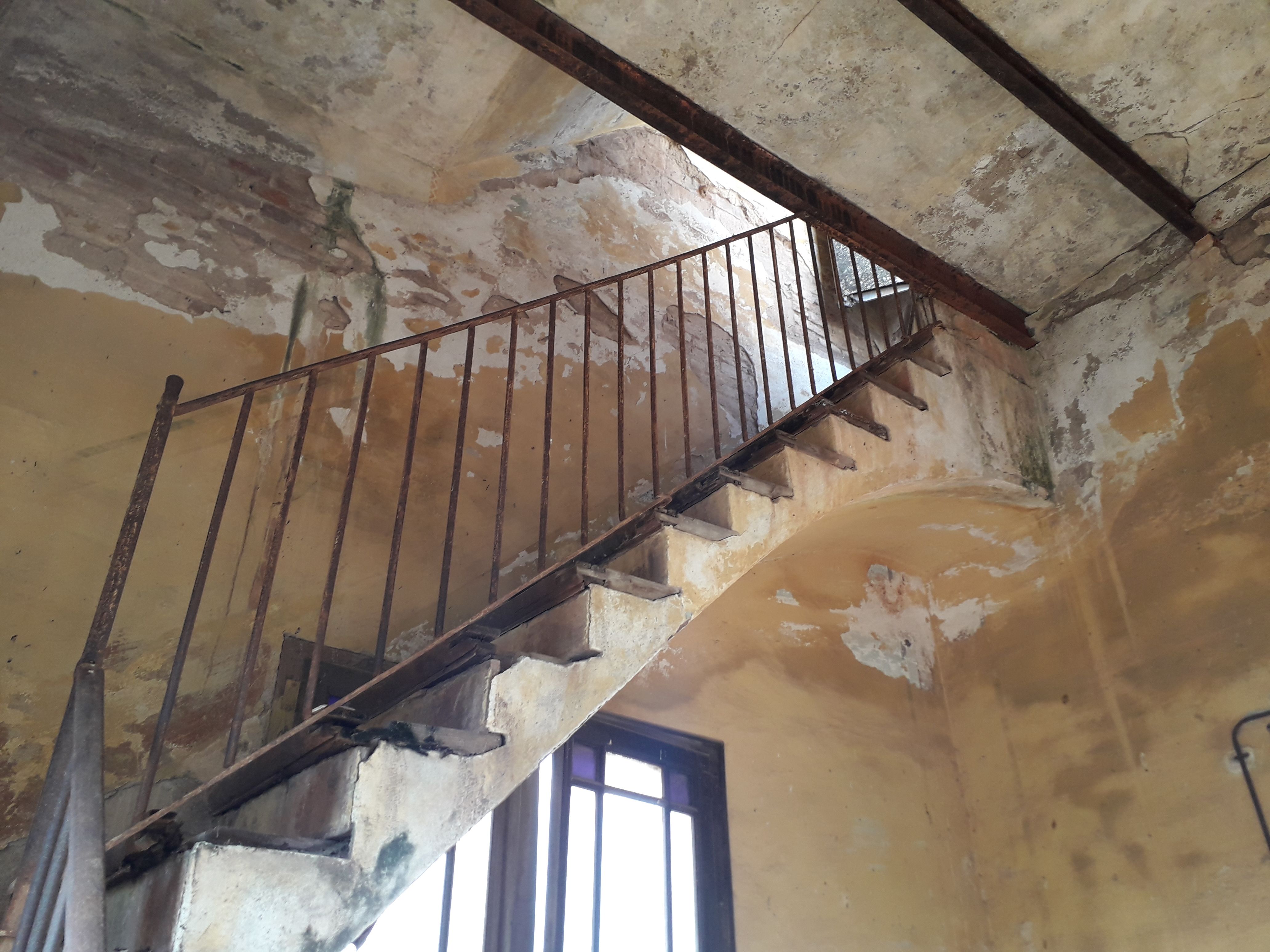 Escales de la planta superior de la masia. FOTO: NHS