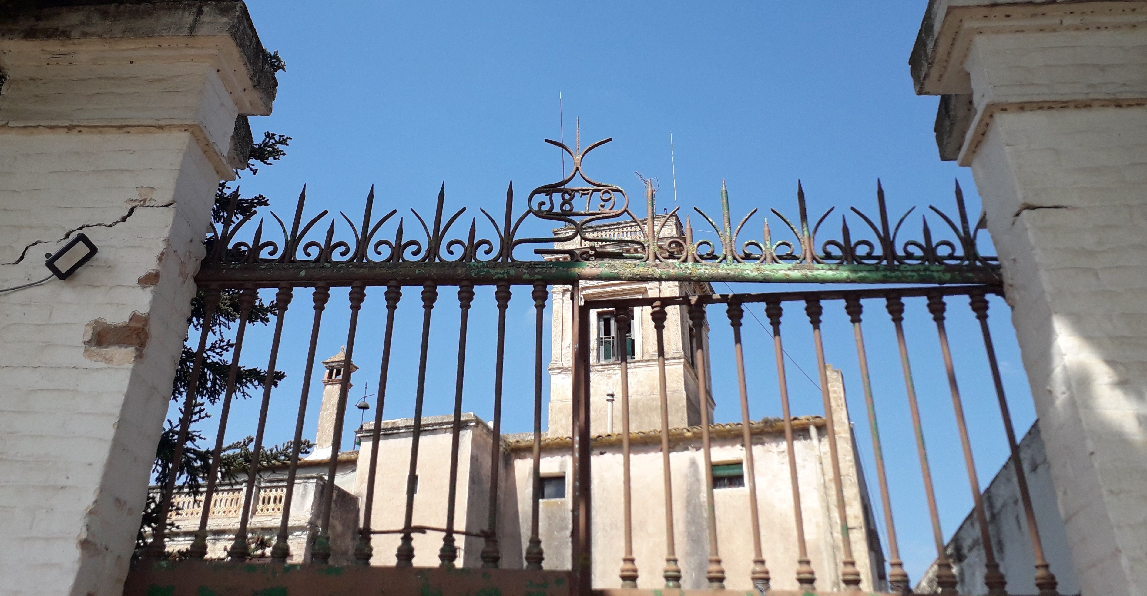 Entrada reixada de la masia de Can Balasc, amb la inscripció de l'any 1879. FOTO: NHS