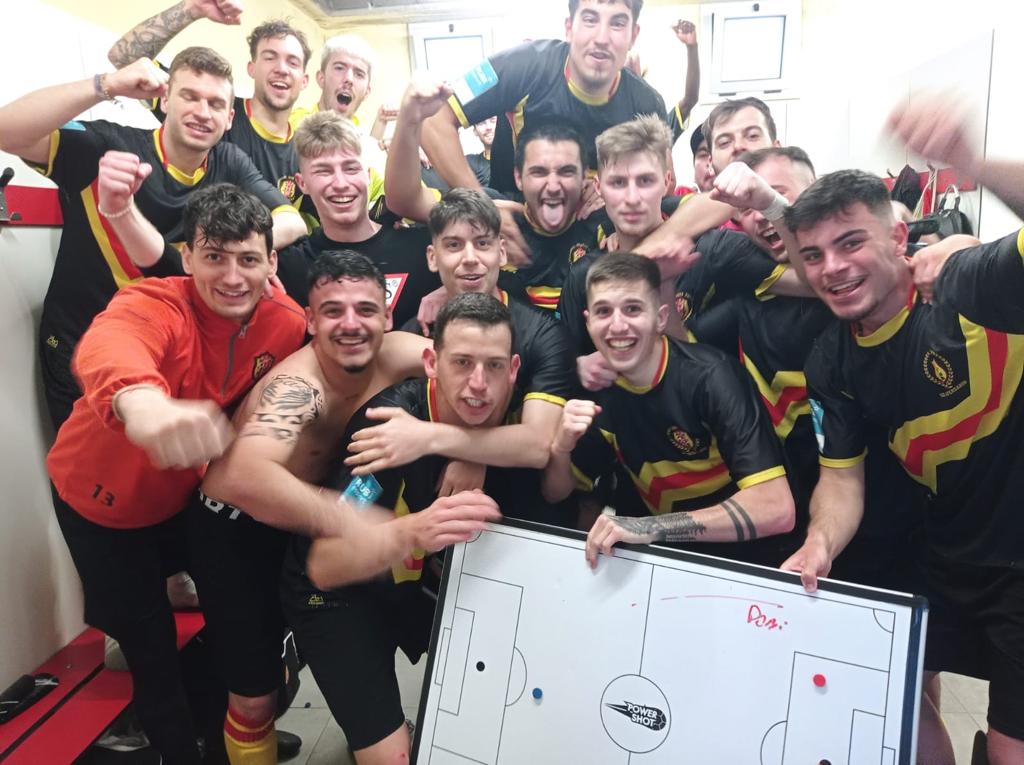 Celebració del Veinti, que ha guanyat el derbi de la ciutat davant la UE Rubí B. FOTO: Cedida