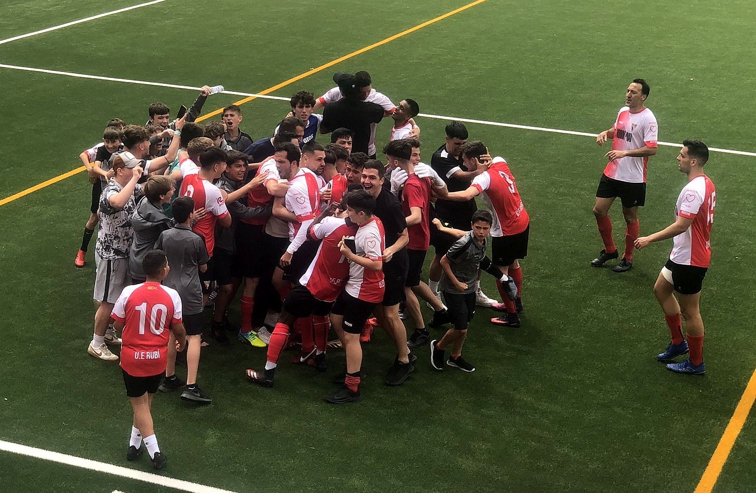 Celebració d'un dels gols de la UE Rubí davant el Júpiter. FOTO: Cedida 