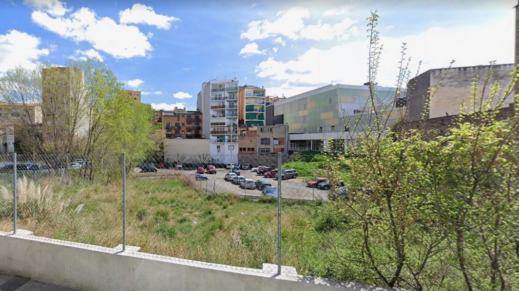 Quedarà inhabilitat l’aparcament públic situat al darrera de la Biblioteca municipal fins a la finalització de les obres. FOTO: Google Maps