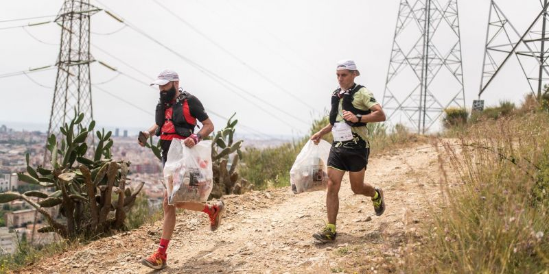 Participants d'una edició de l'Ultra Marathon Clean amb bosses plenes de residus. FOTO: Cedida
