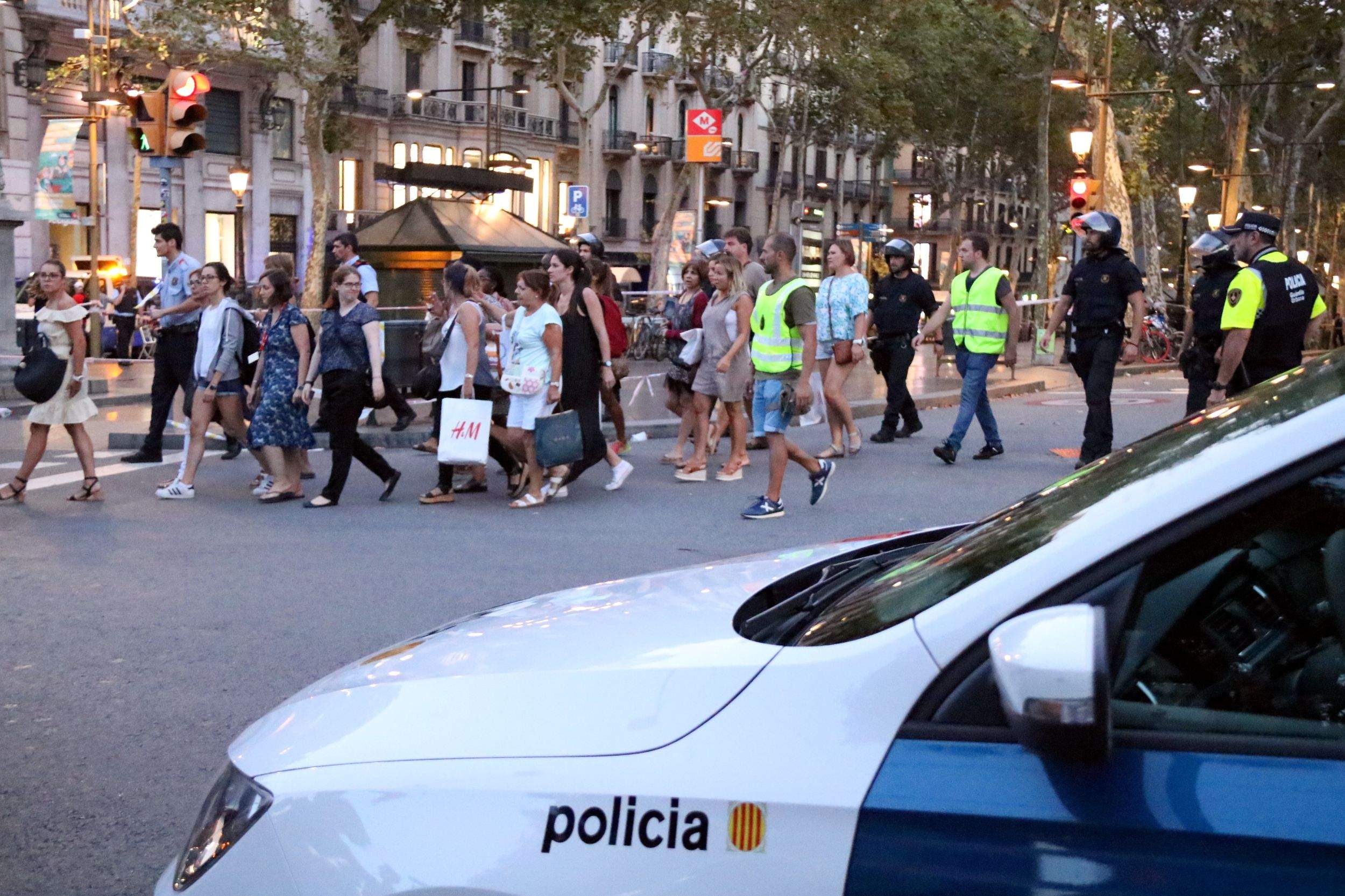 Els agents acompanyen ciutadans per allunyar-se del centre de Barcelona, el 17 d'agost de 2017. FOTO: Núria Julià (AC