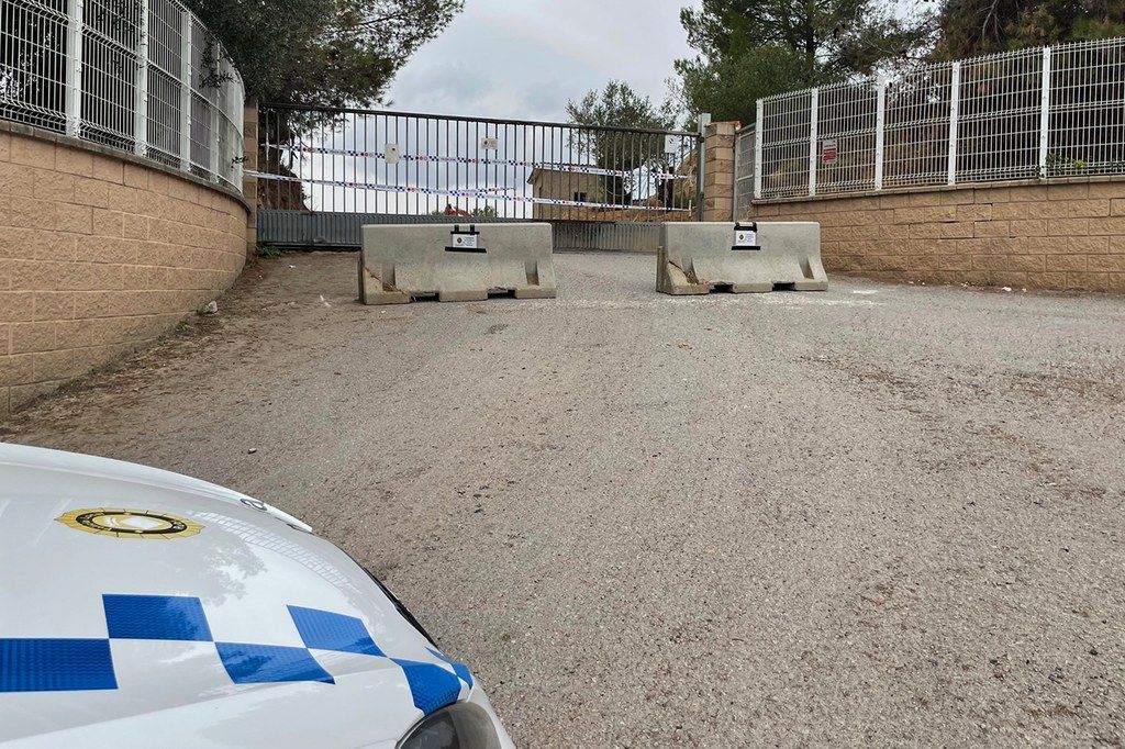 Un cotxe de la Policia local i tanques de formigó 'new jersey' que s'han retirat, davant l'abocador de Can Carreras. FOTO: Ajuntament de Rubí-Localpres Un cotxe de la Policia local i tanques de formigó 'new jersey' que s'han retirat, davant l'abocador de Can Carreras. FOTO: Ajuntament de Rubí-Localpres