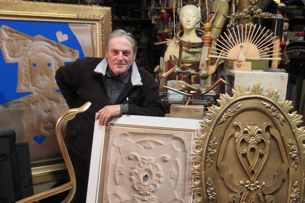 Miquel Mas, amb algunes de les peces que formen part de la sèrie “L’ànima de les coses". FOTO: www.miquelmasmarti.com